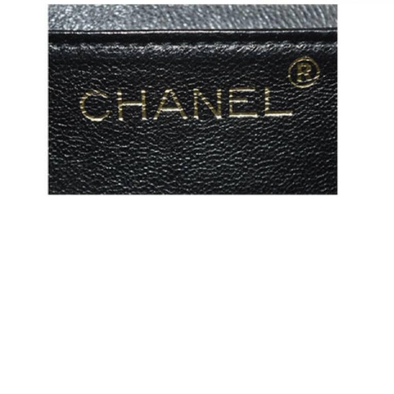 Vintage CHANEL black caviar leather kelly handbag with golden CC closure. 2