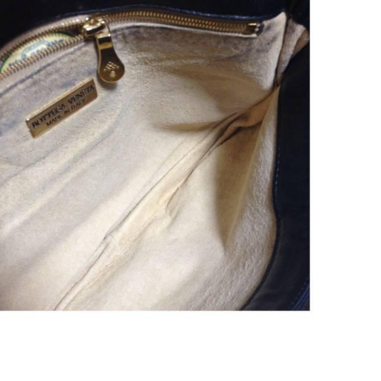 Women's or Men's Vintage Bottega Veneta black and wine brown intrecciato woven suede shoulder bag For Sale