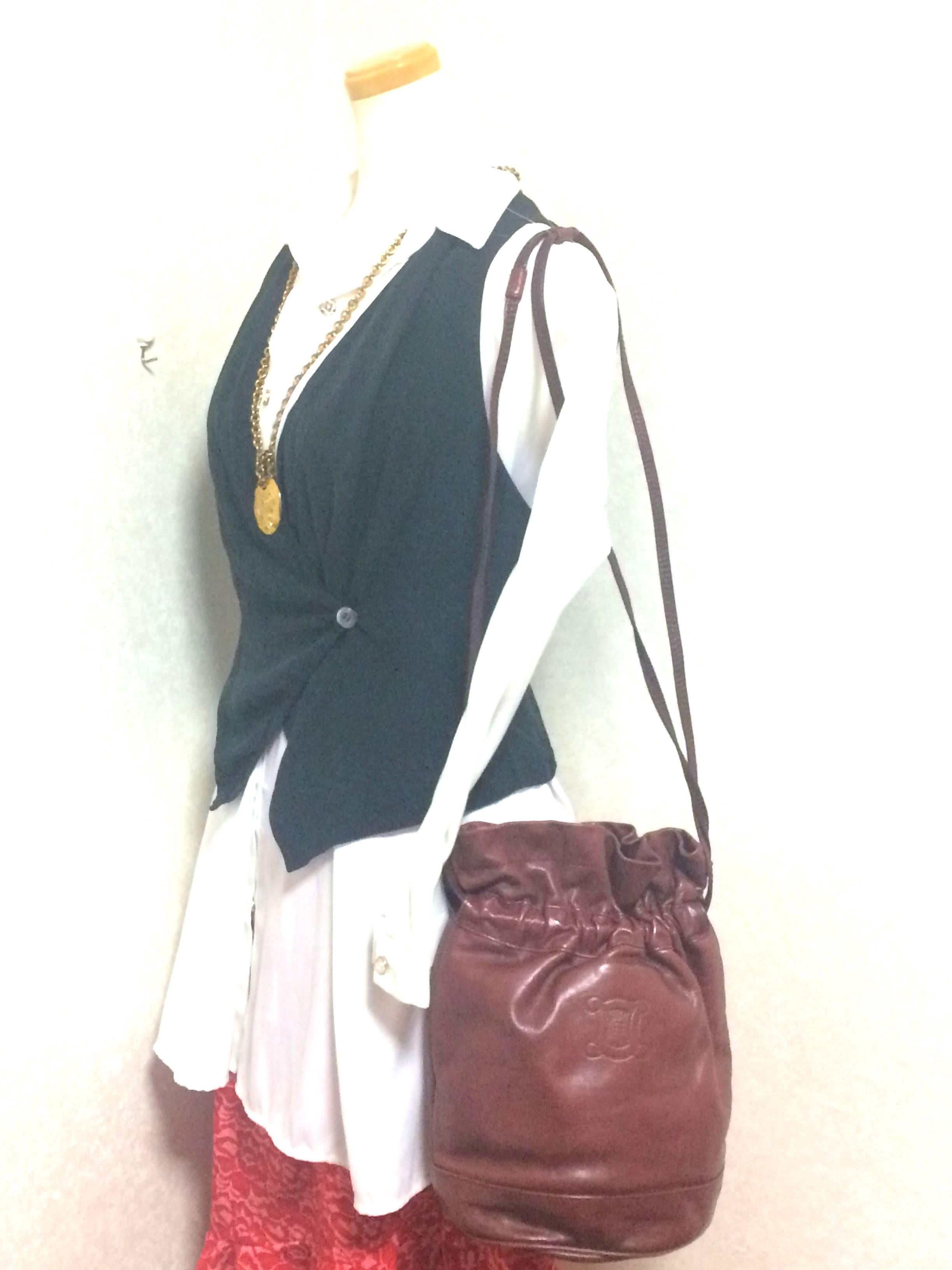 Vintage Celine wine brown nappa leather hobo bucket shoulder bag with blason For Sale 4