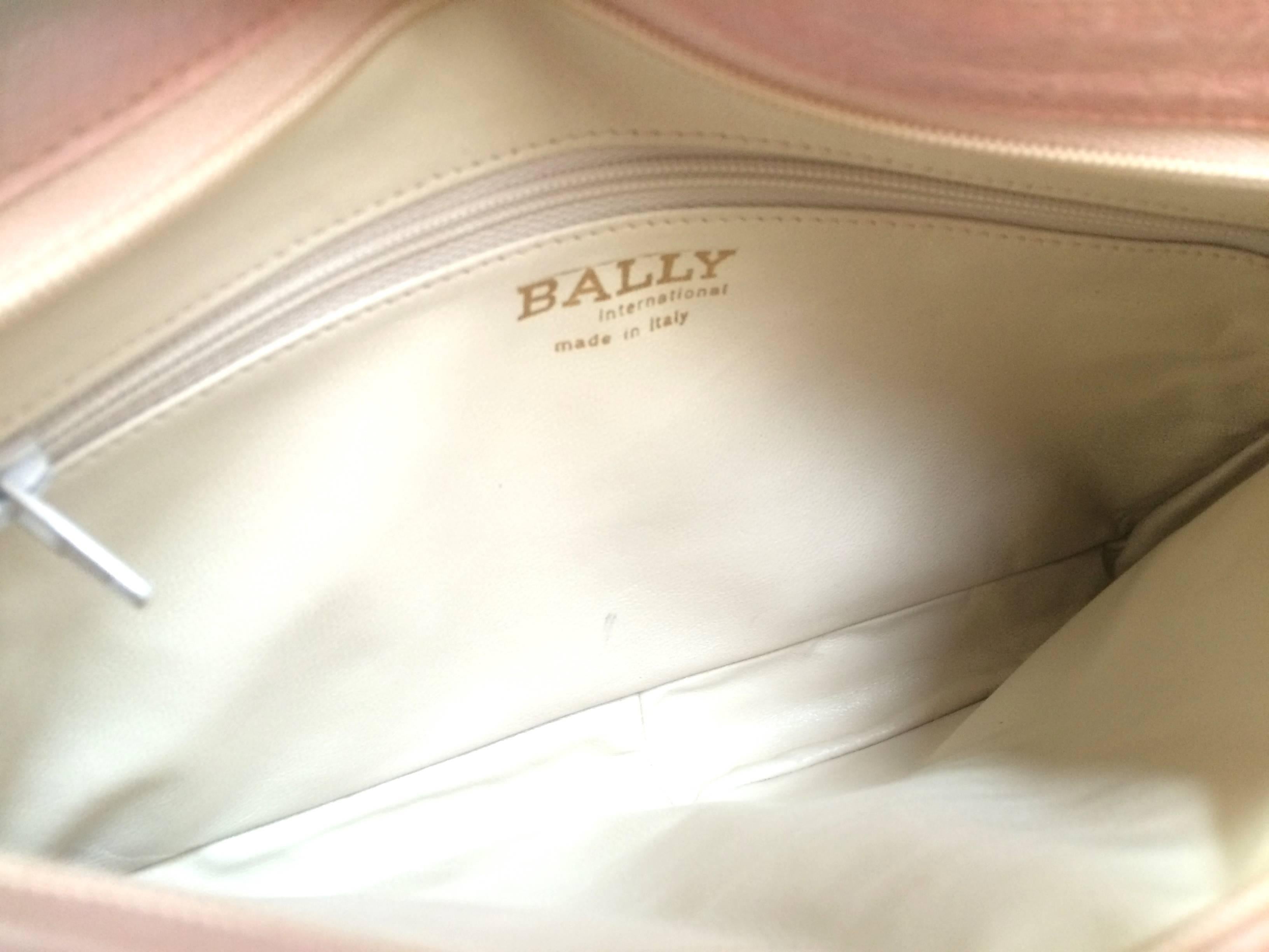 Vintage BALLY genuine milky pink ostrich leather shoulder bag with B logo motif  For Sale 3