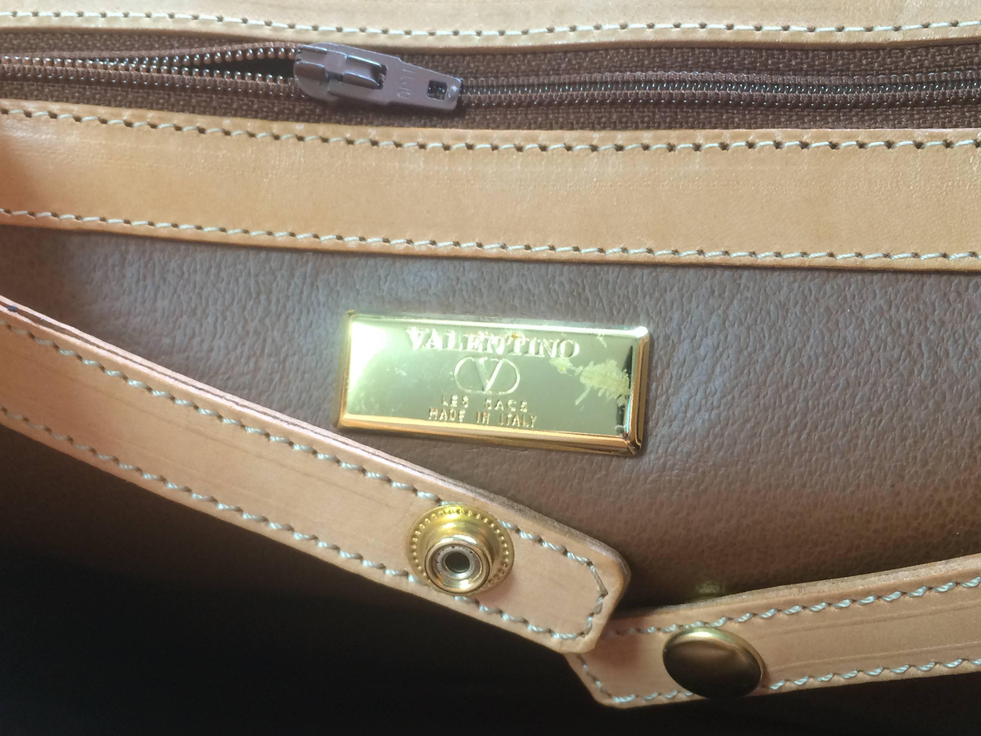 Vintage VALENTINO beige and brown shoulder handbag with leather handle and logo In Excellent Condition For Sale In Kashiwa, Chiba