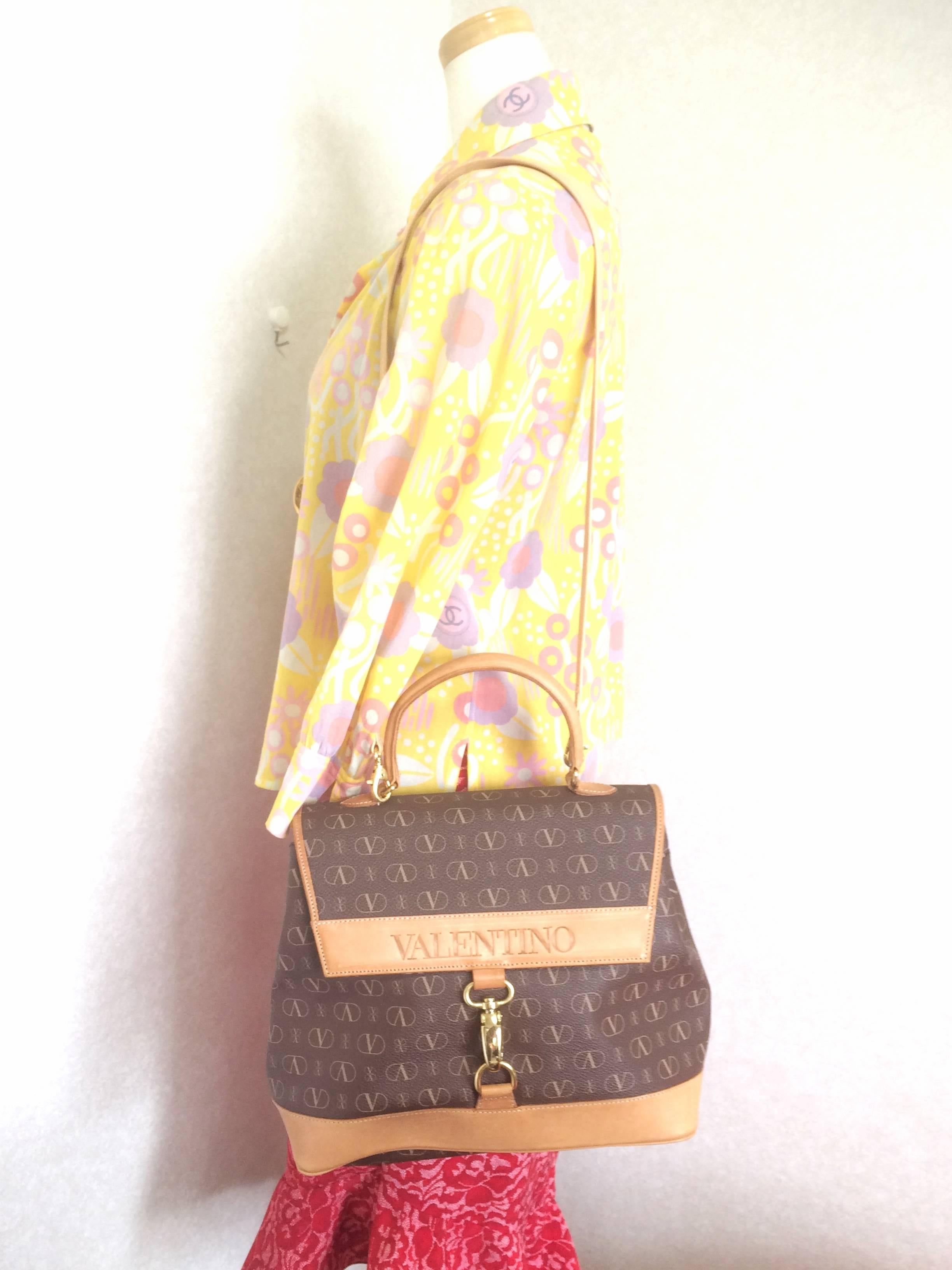 Vintage VALENTINO beige and brown shoulder handbag with leather handle and logo For Sale 2