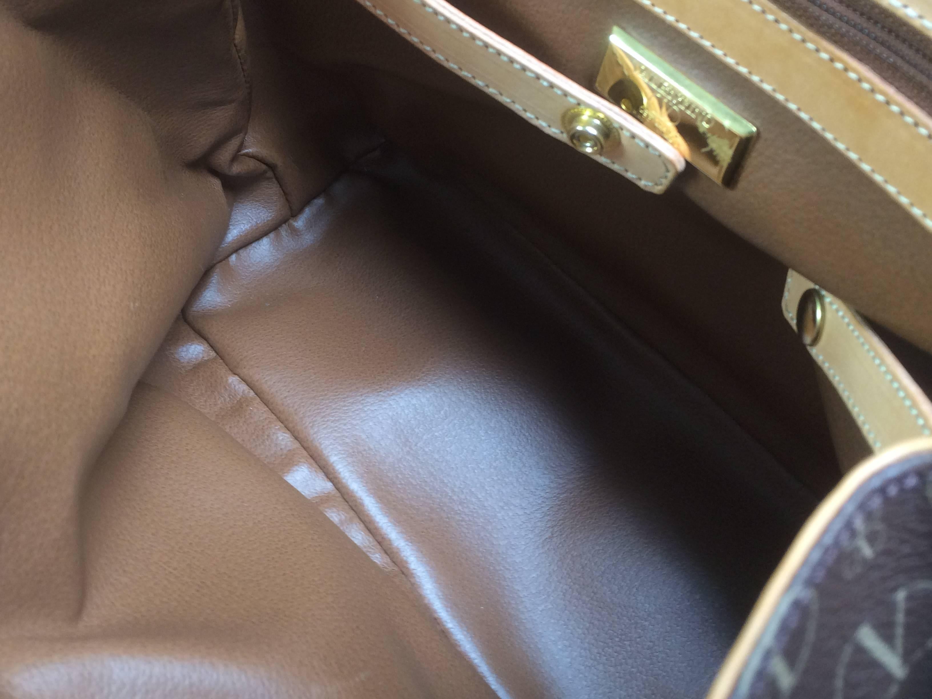 Vintage VALENTINO beige and brown shoulder handbag with leather handle and logo For Sale 1