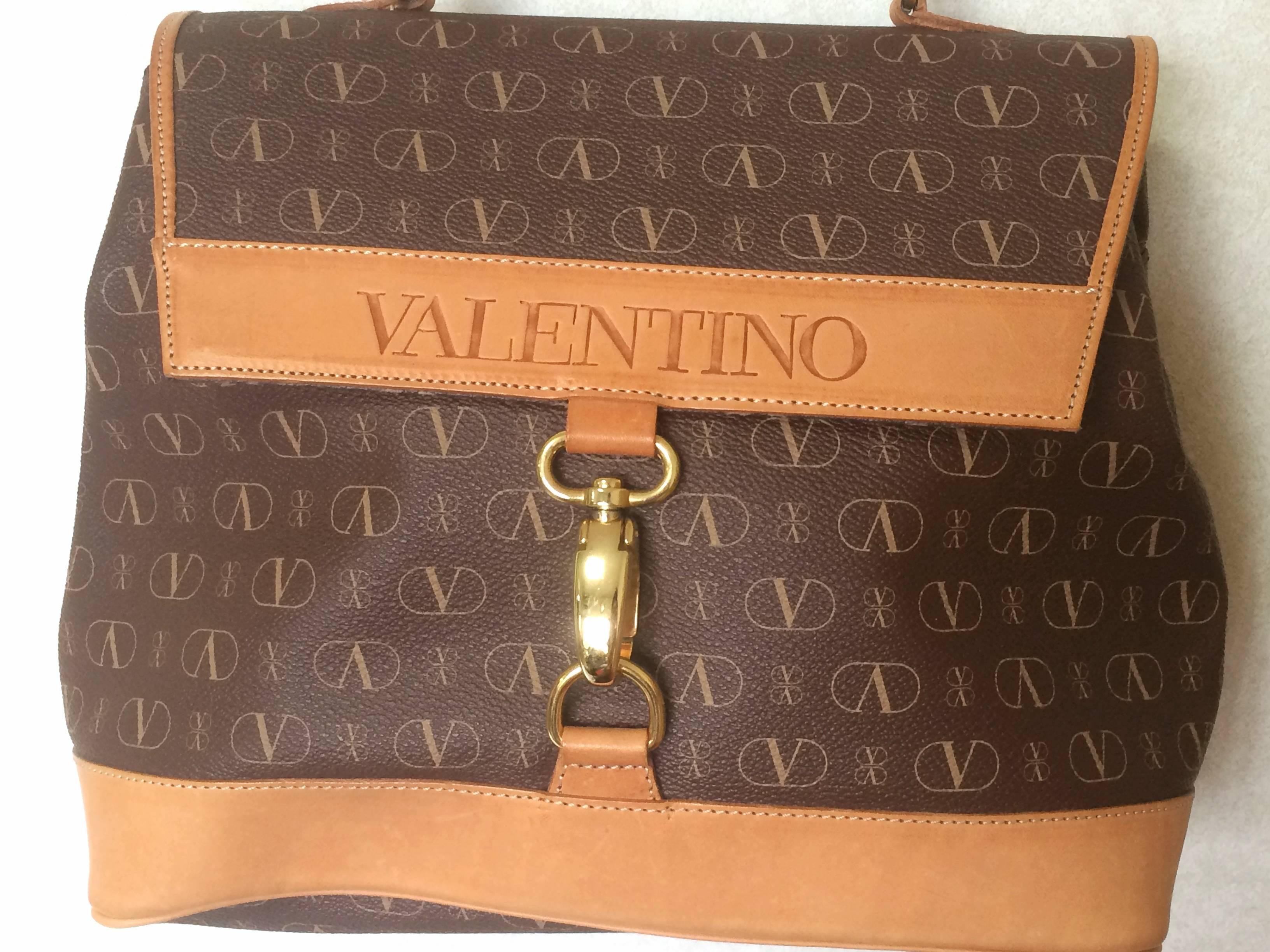 1990s. Vintage Valentino Les Sacs beige and brown shoulder handbag with leather trimming and logo print allover. Classic purse for any occasions.

Introducing another classic style handbag from VALENTINO back in the 90's.
Brown bag with beige