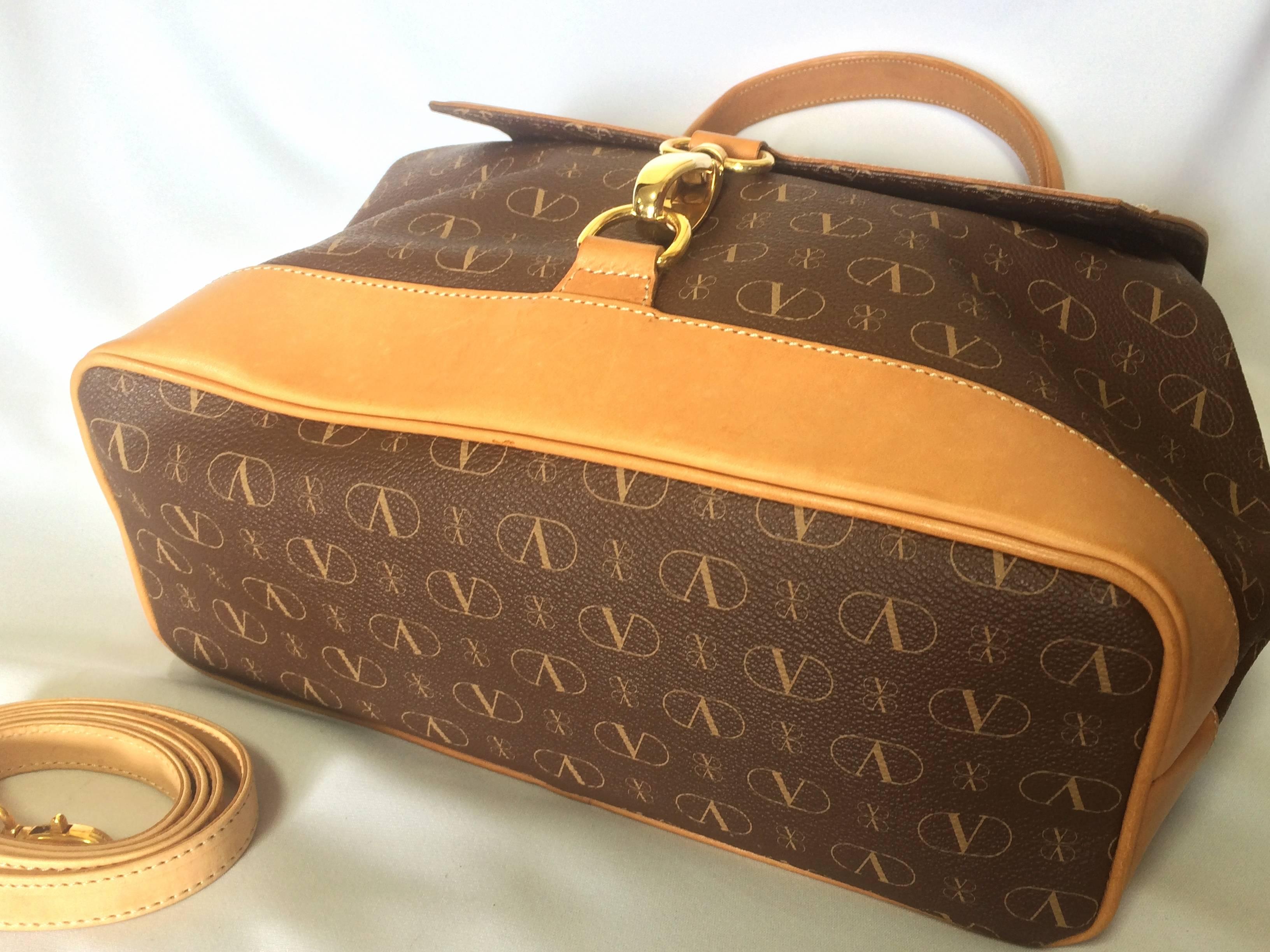 Brown Vintage VALENTINO beige and brown shoulder handbag with leather handle and logo For Sale