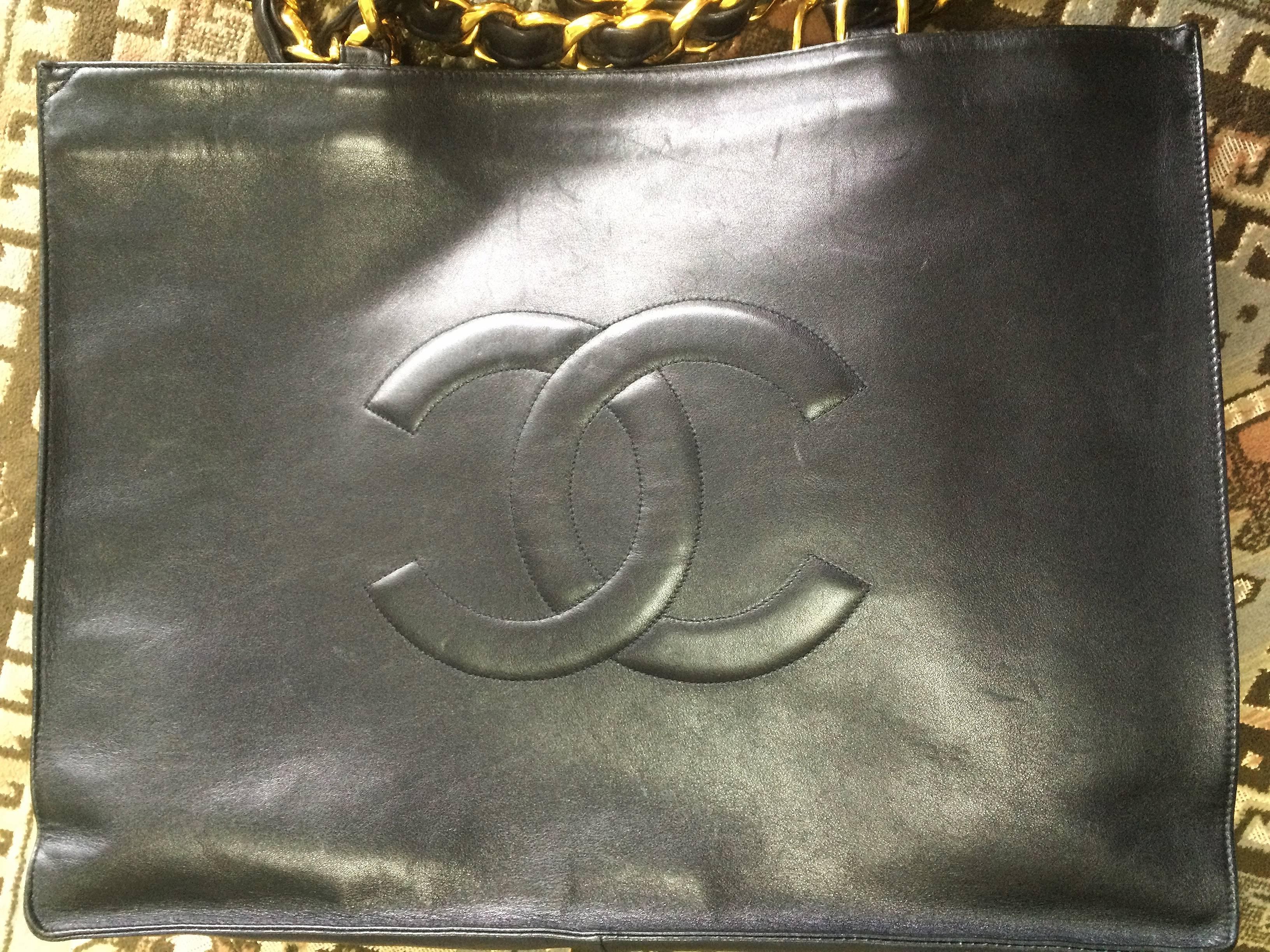 1990s. Vintage CHANEL black calfskin large tote bag with gold tone chain handles and CC motif. Classic purse for daily use

Vintage CHANEL black calfskin large tote bag with gold tone chain handles and CC motif. 

Classic purse for daily