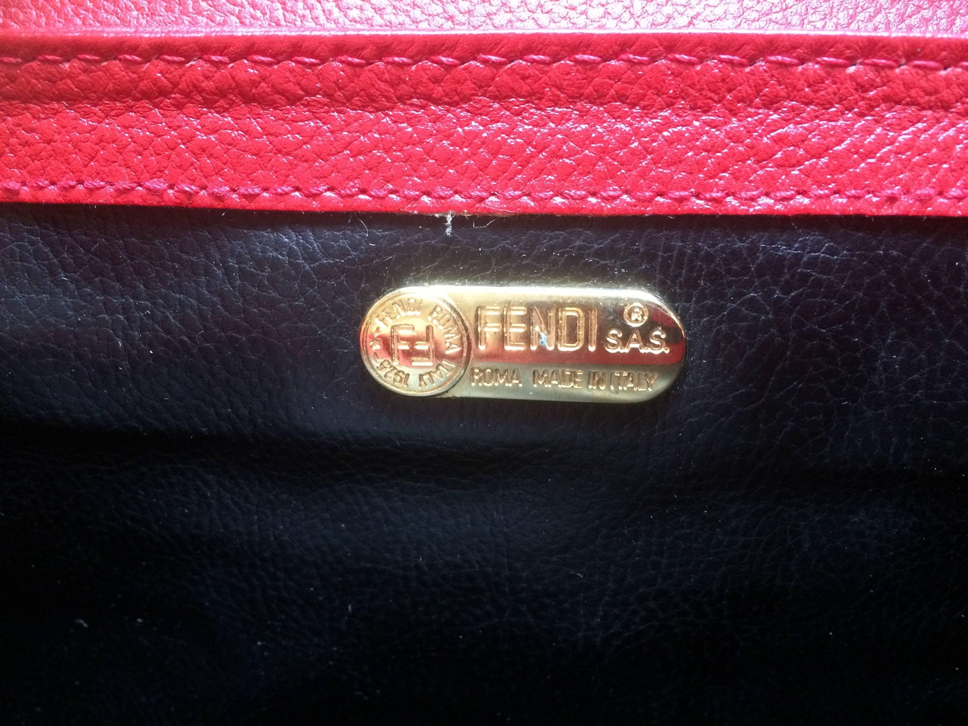 MINT. Vintage FENDI red genuine leather shoulder bag with FF embossed logo. In Excellent Condition For Sale In Kashiwa, Chiba