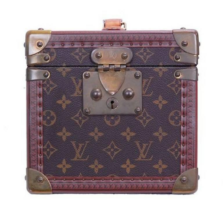 Vintage Louis Vuitton monogram travel mini vanity case, toiletry case. 

Beautiful vintage masterpiece from Louis Vuitton back in the 90's.
Monogram travel mini case, makeup case, mini trunk.

Showing some suntanning and water stains on the
