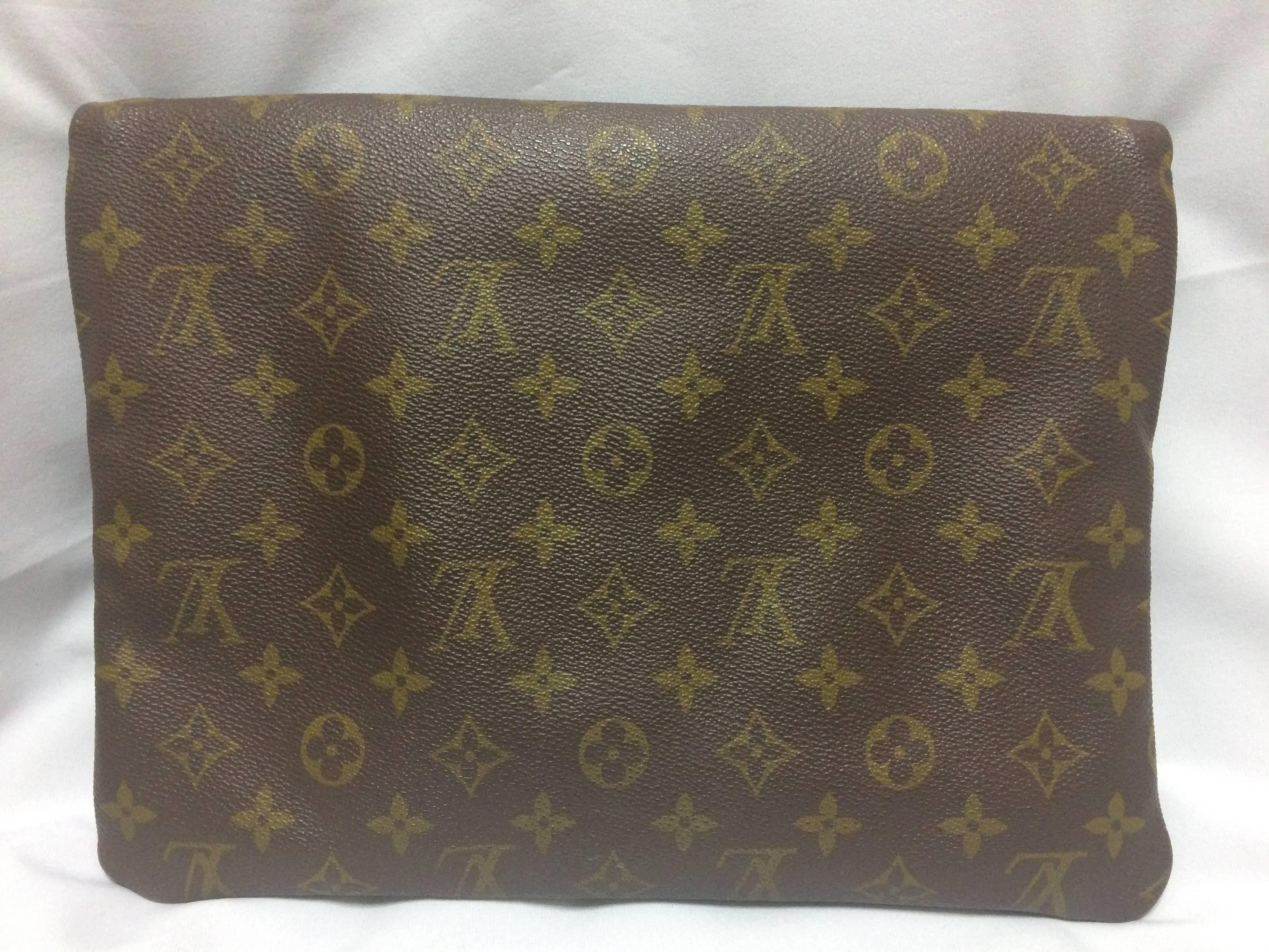 1970's, 80's vintage Louis Vuitton monogram envelope style document portfolio purse. Unisex use for all generations. Eclair zipper.  

Take it anywhere and anytime with you for all occasion!
This is one of the rarest pieces of Louis Vuitton