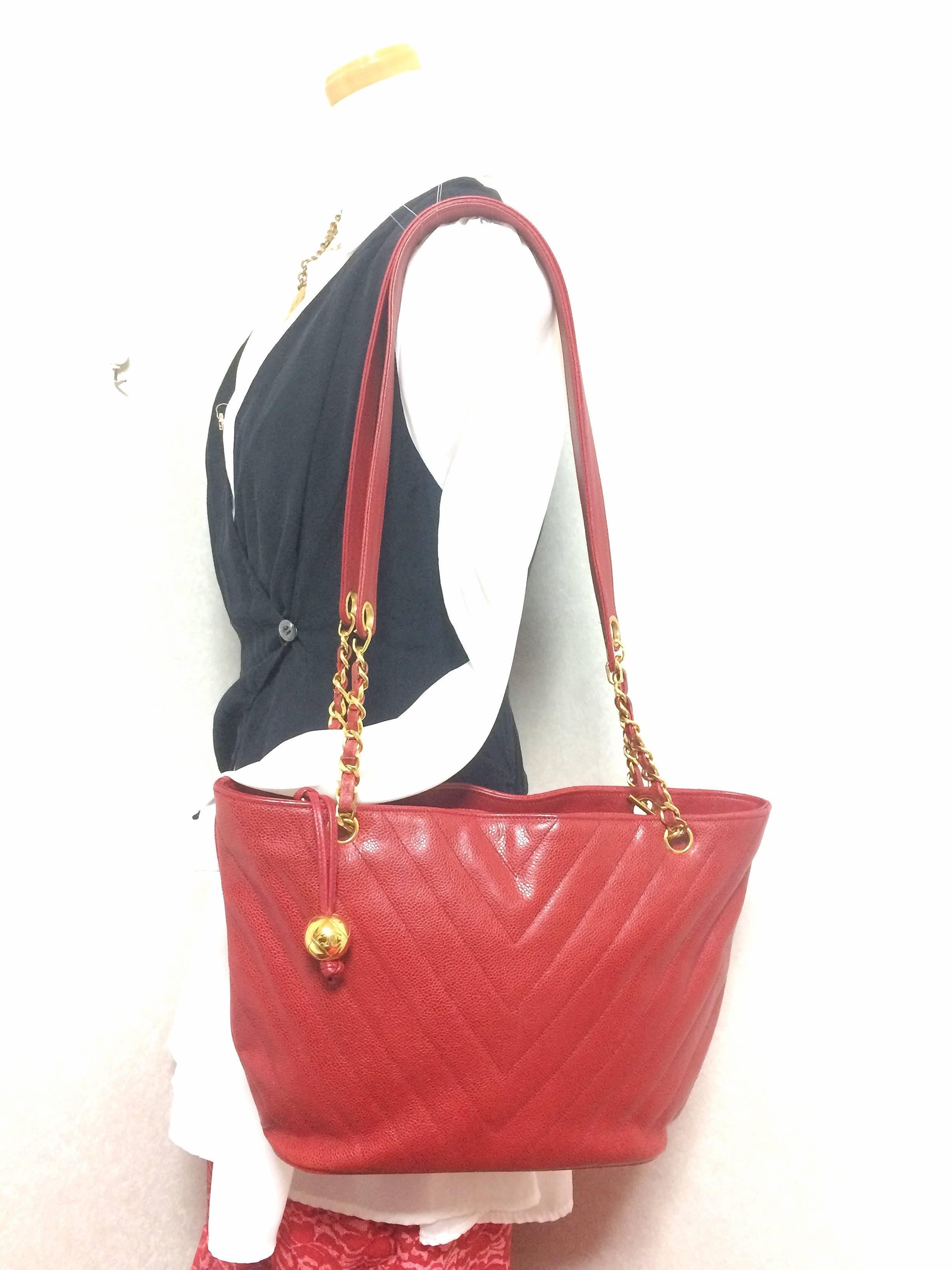 1990s. Vintage CHANEL red caviar leather v stitch, chevron style chain shoulder tote bag with golden CC ball charm. Classic purse for daily use.

This is a vintage caviarskin chain shoulder tote bag in lipstick red from 90's CHANEL. 
Featuring a