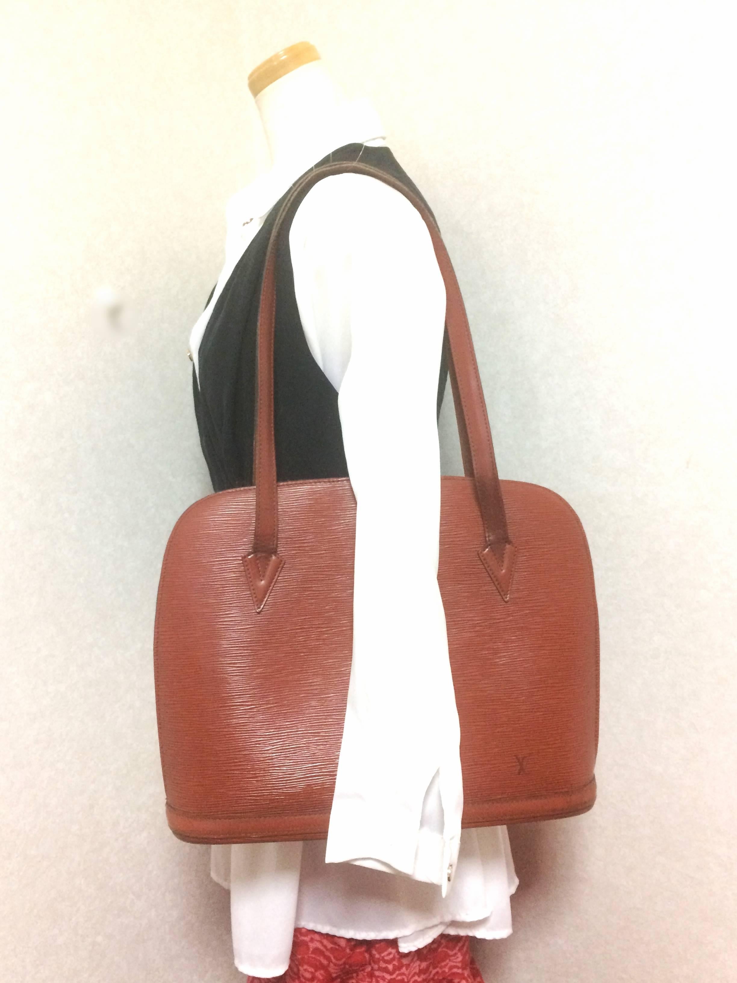 Vintage Louis Vuitton brown epi shoulder tote bag. Perfect vintage LV bag For Sale 3