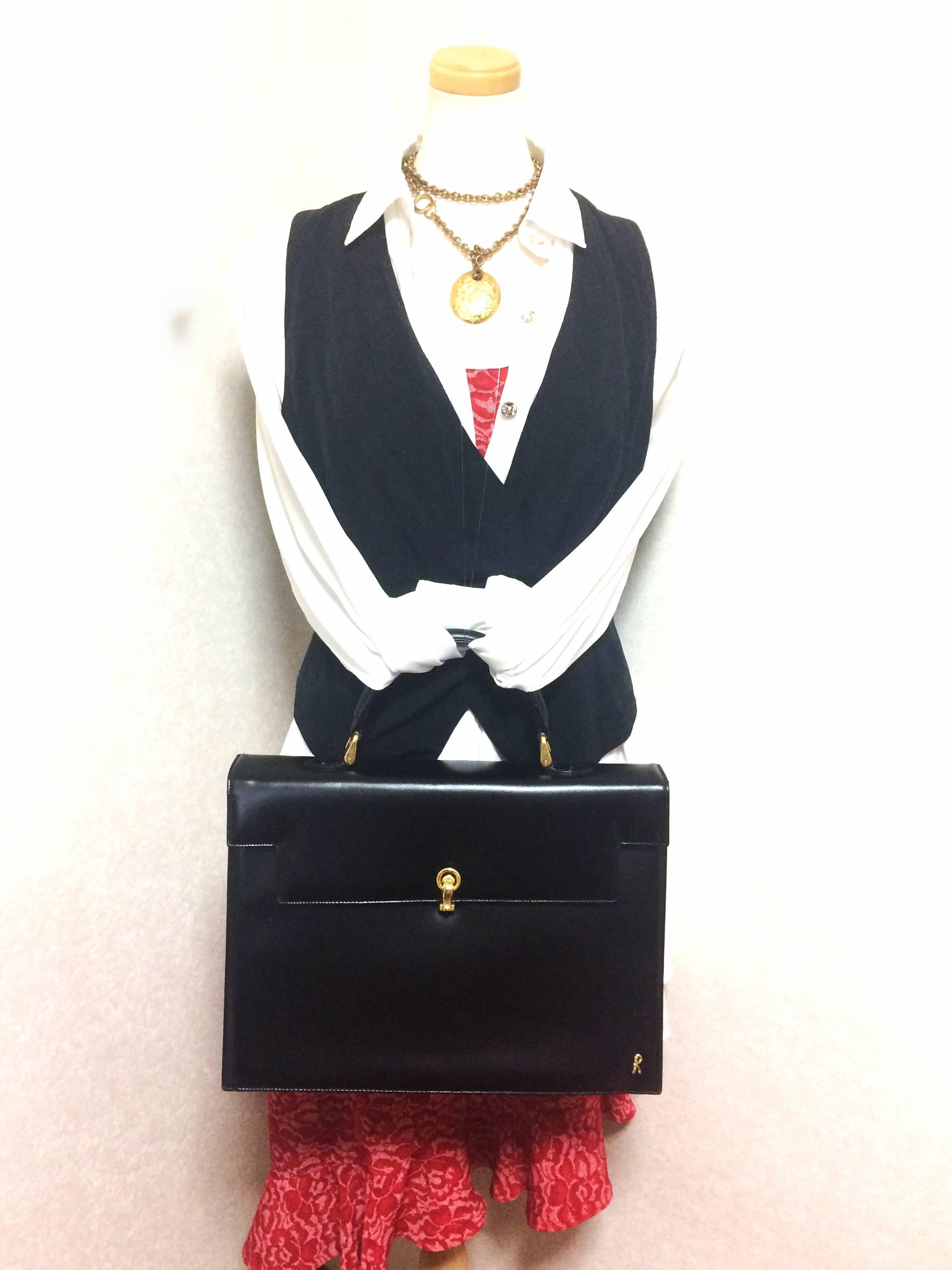Vintage Roberta di Camerino black Kelly bag with golden logo and shoulder strap. 5