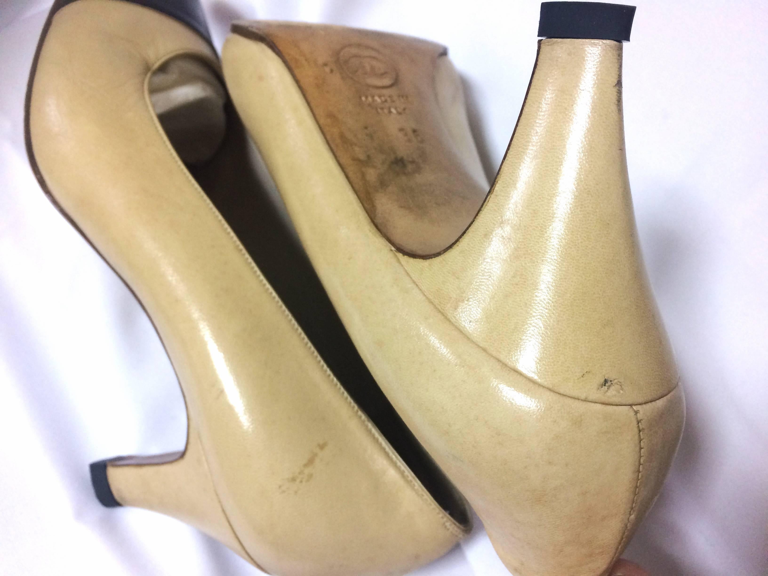 Vintage CHANEL beige and black leather shoes, classic pumps.  EU 36, US5.5.  For Sale 1