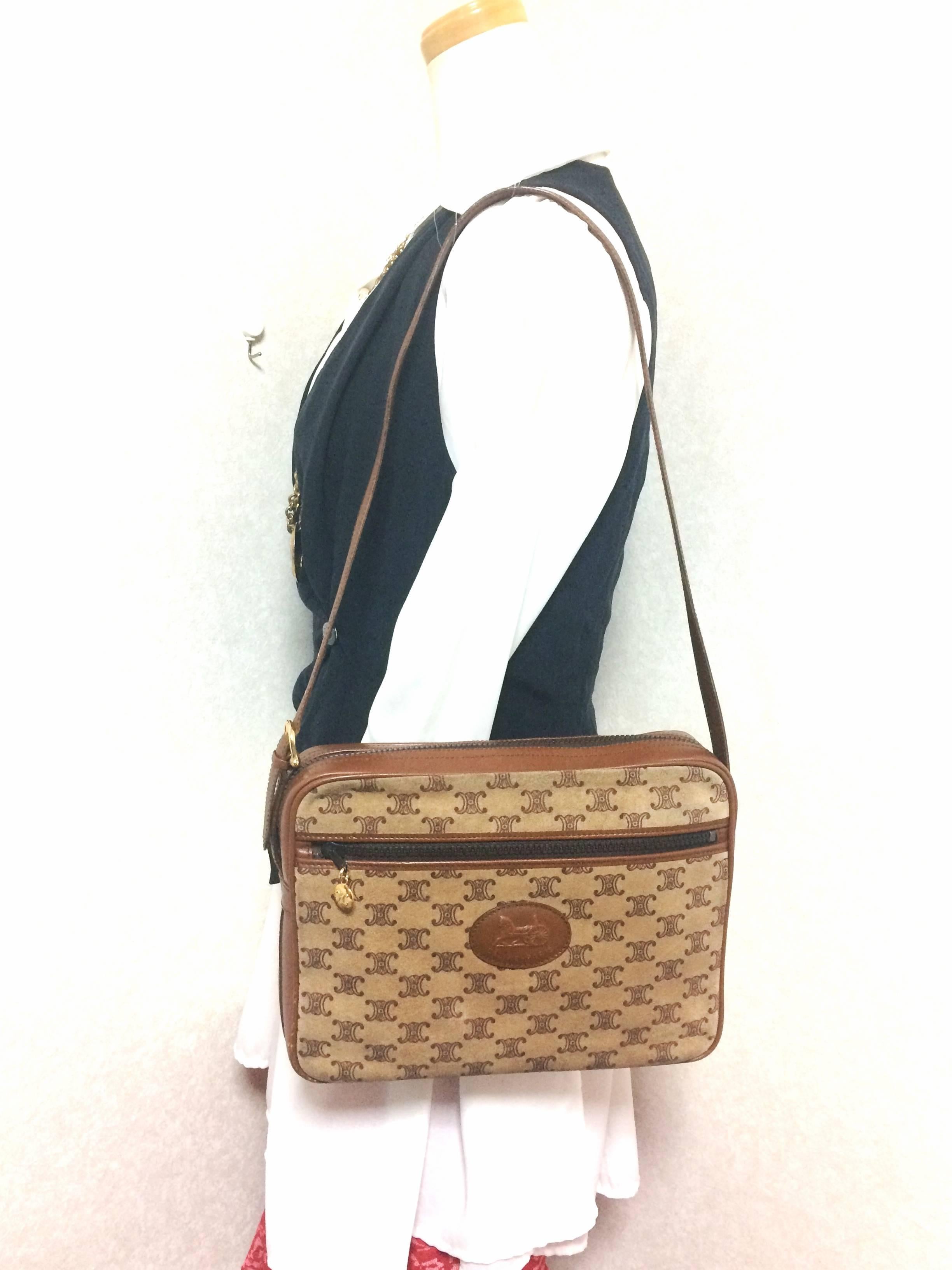 Vintage Celine tanned brown suede leather in macadam blason pattern shoulder bag For Sale 5
