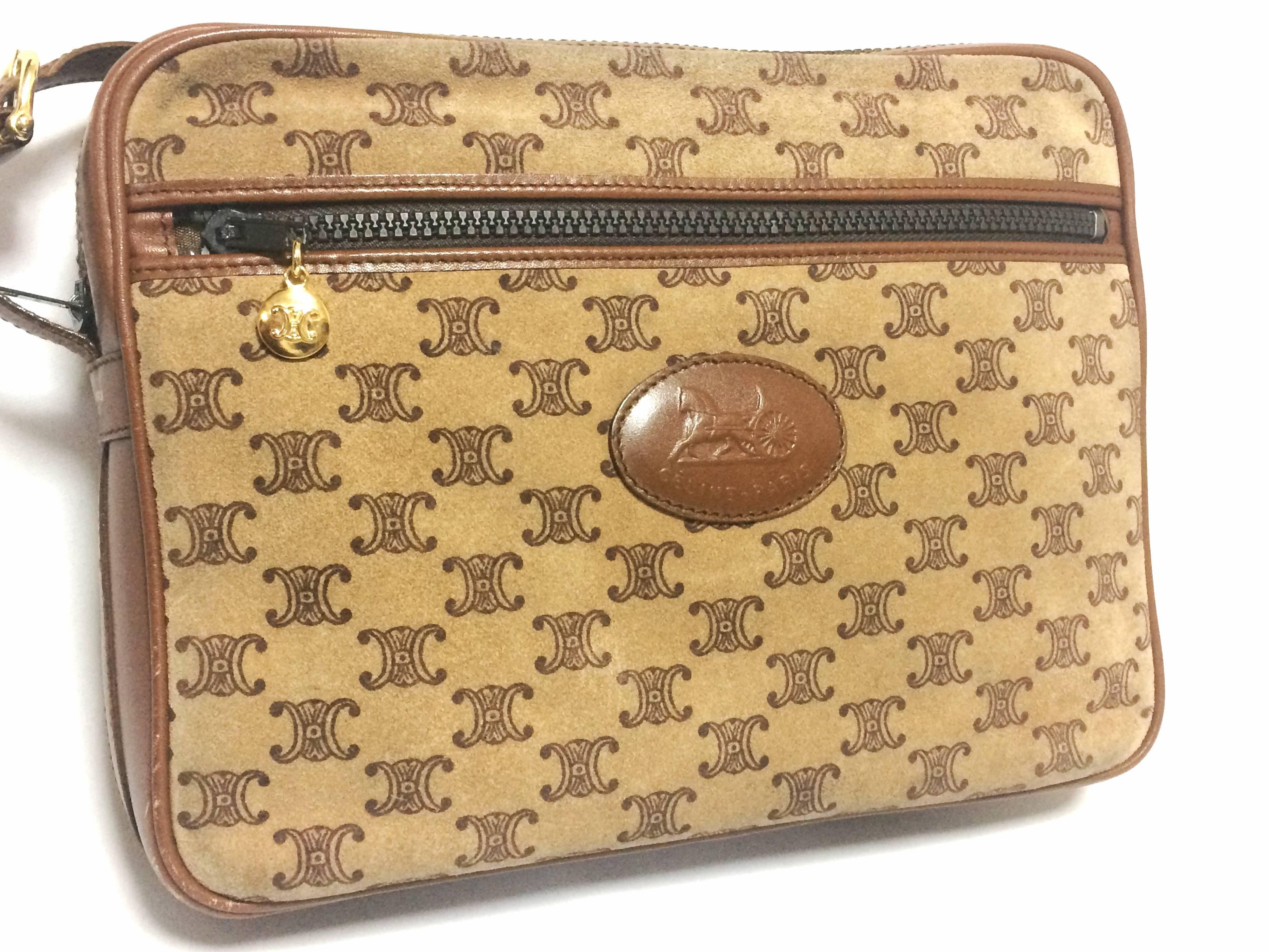 1980s. Vintage Celine tanned brown suede leather in macadam blason pattern shoulder bag. Unisex use. Camera style bag.

Introducing another rare masterpiece from Celine, a shoulder bag in macadam blason printed on tanned brown suede leather. 
