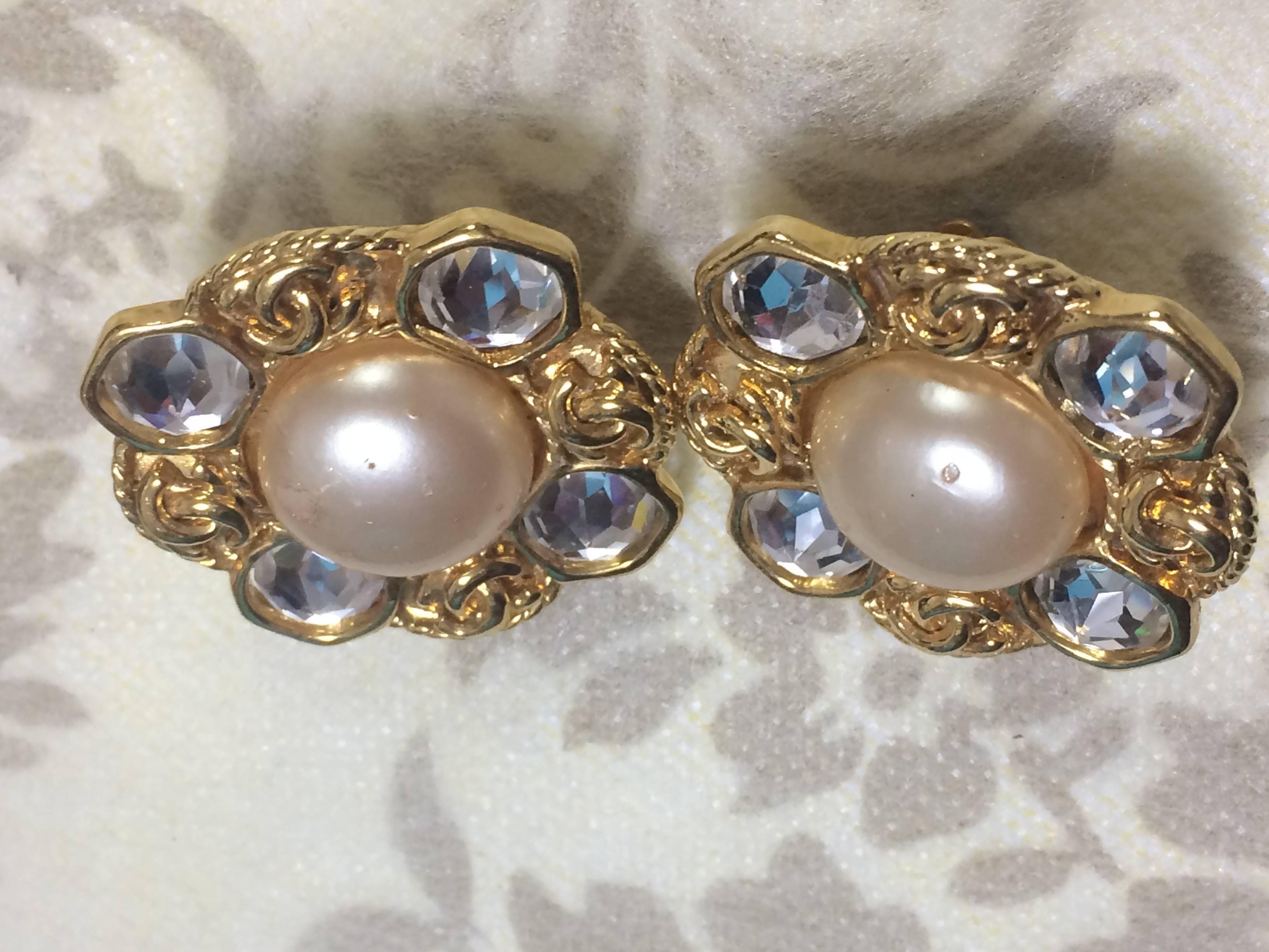 Vintage CHANEL gold tone earrings with a faux pearl, Swarovski crystal stones In Good Condition For Sale In Kashiwa, Chiba