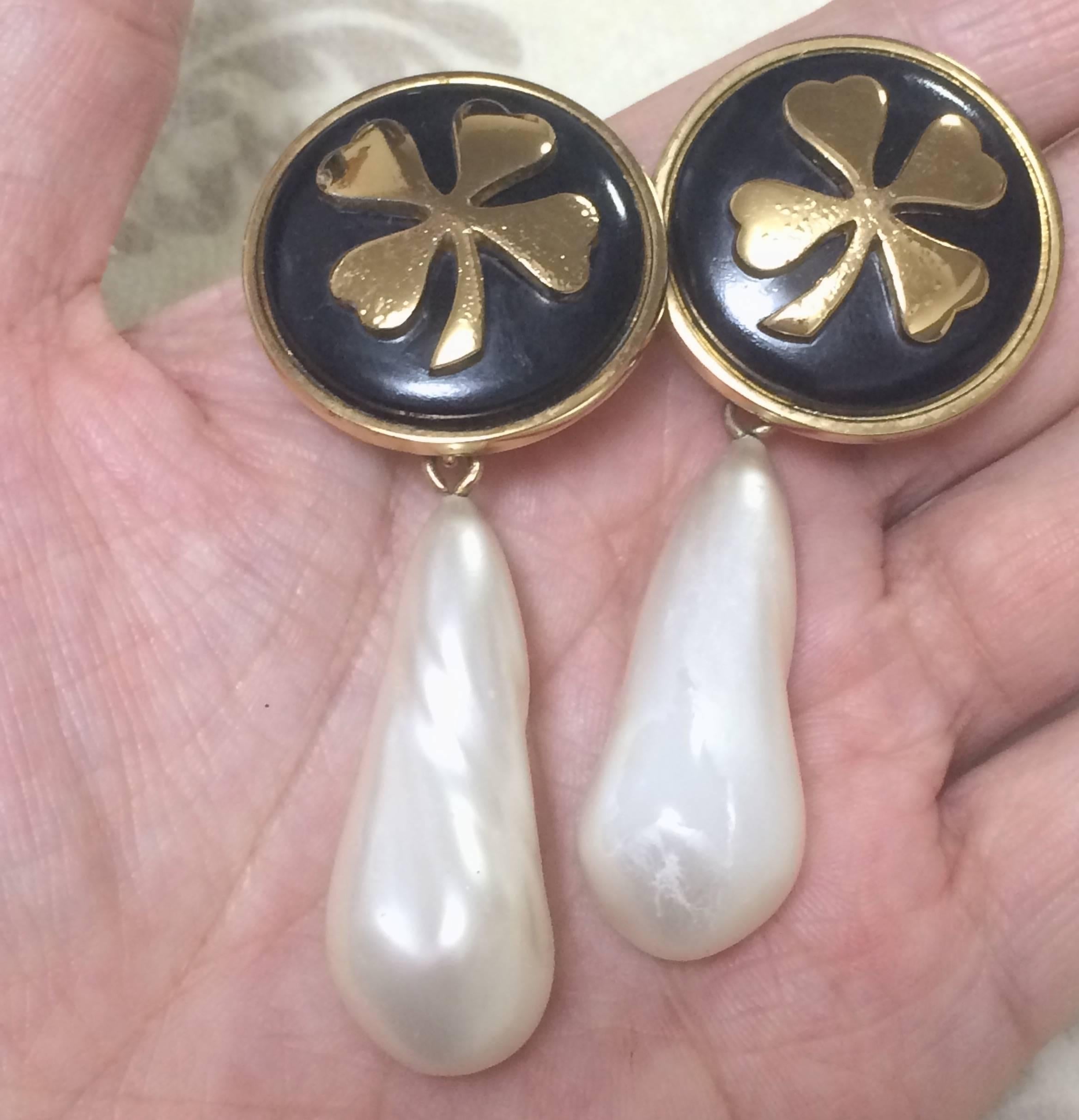 Vintage CHANEL white teardrop faux pearl earring with black and gold clover mark 3