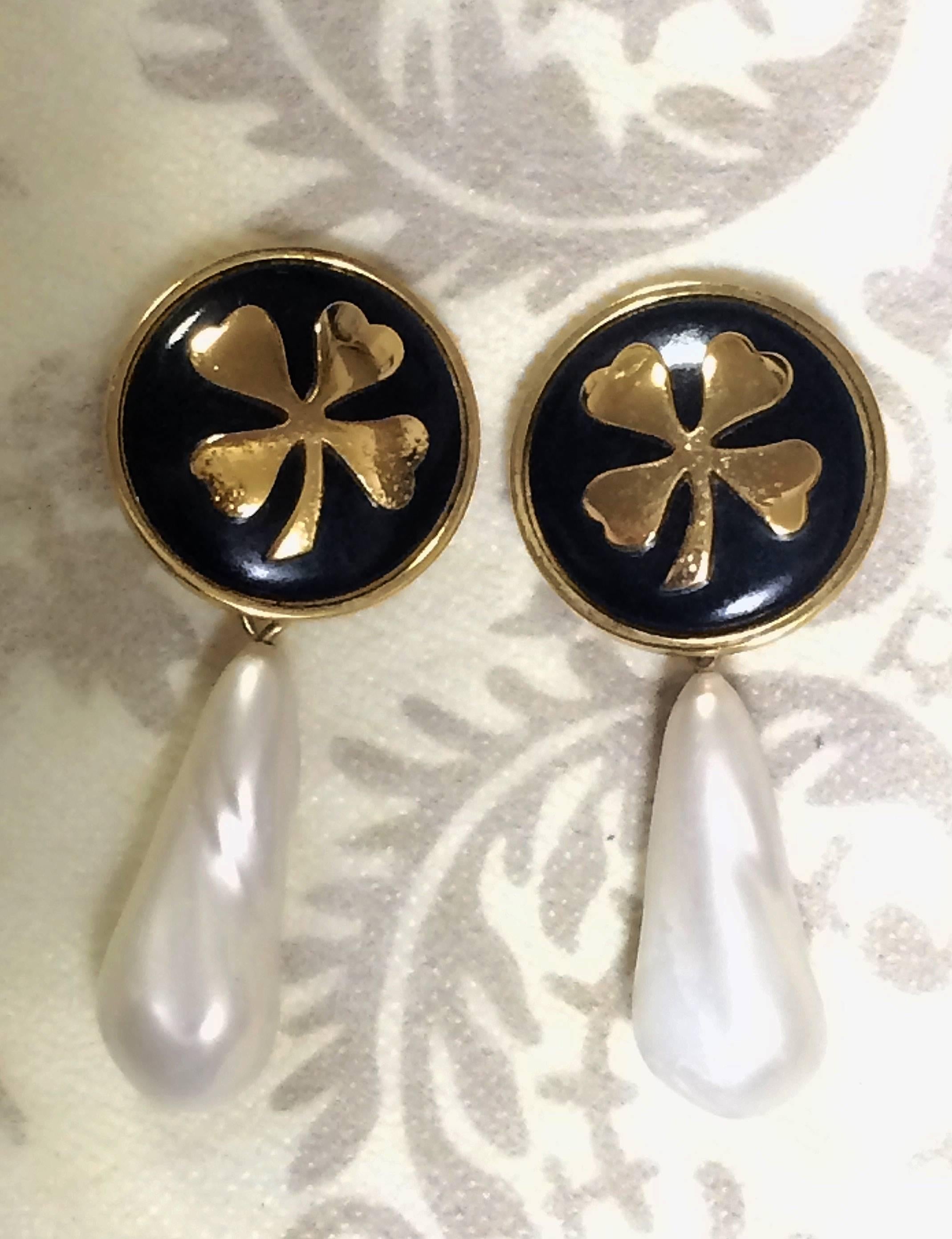 Vintage CHANEL white teardrop faux pearl earring with black and gold clover mark In Good Condition In Kashiwa, Chiba