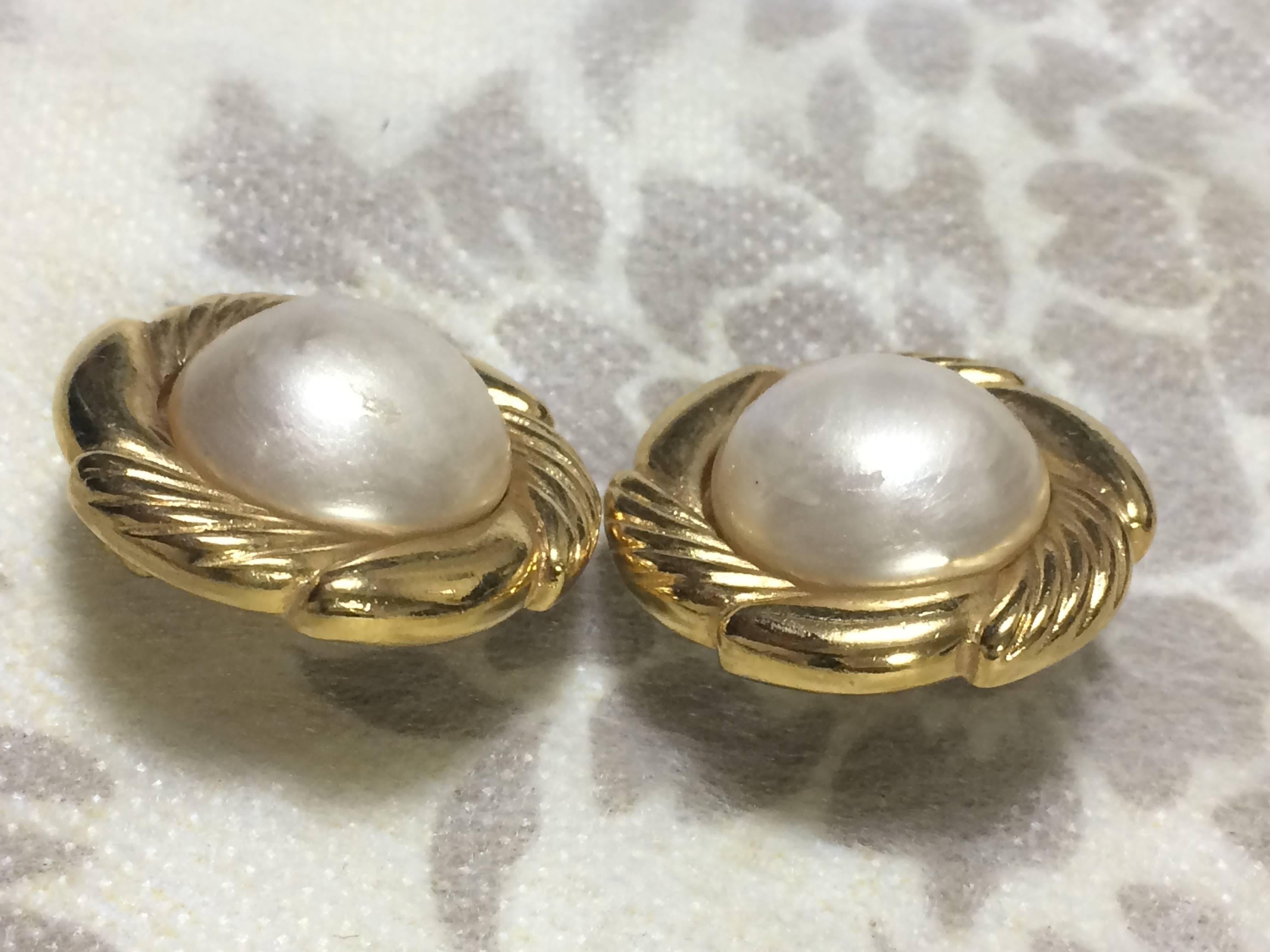 Vintage CHANEL golden round faux pearl earrings in flower design frame. Classic. For Sale 1