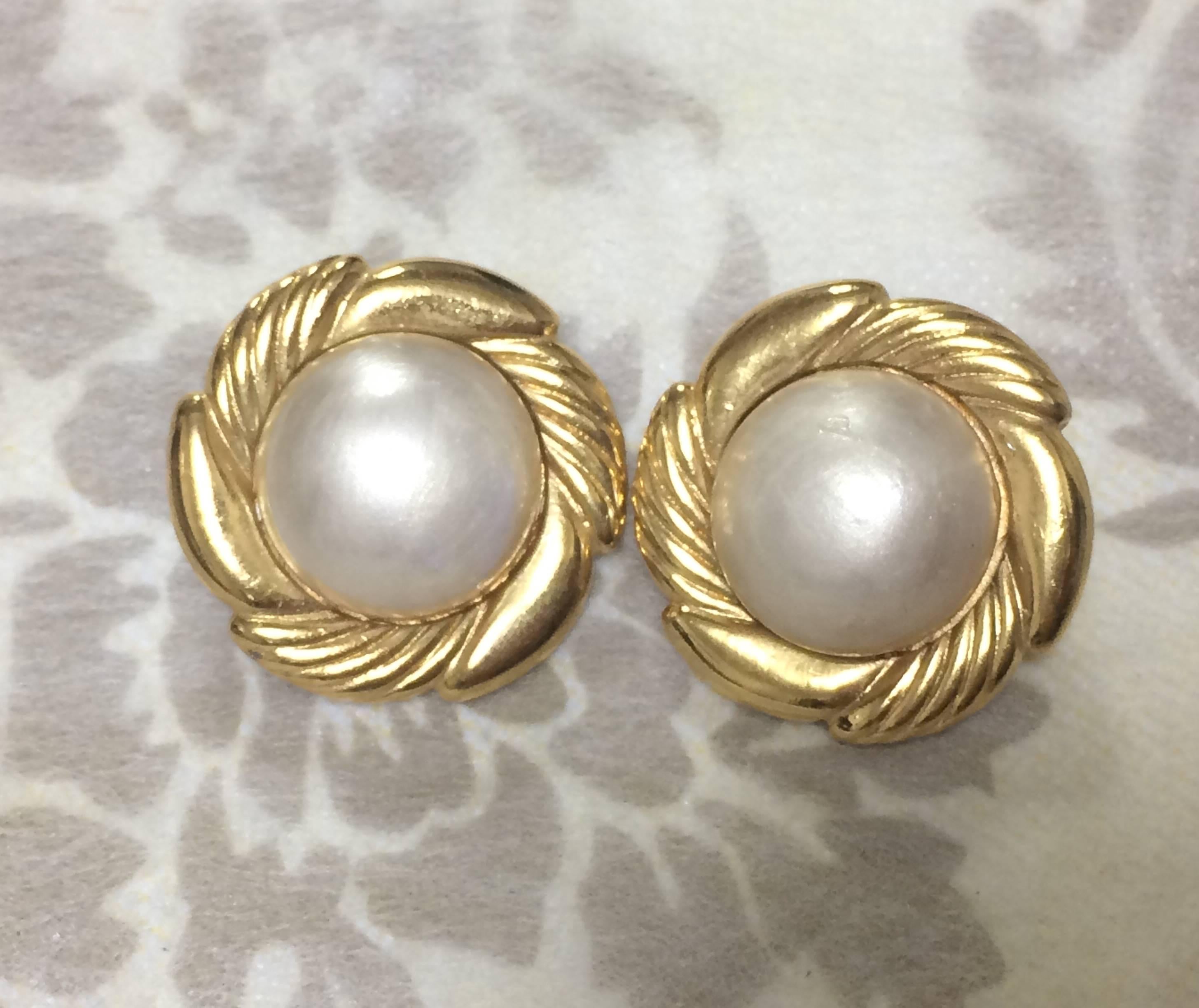 Vintage CHANEL golden round faux pearl earrings in flower design frame. Classic. For Sale 5