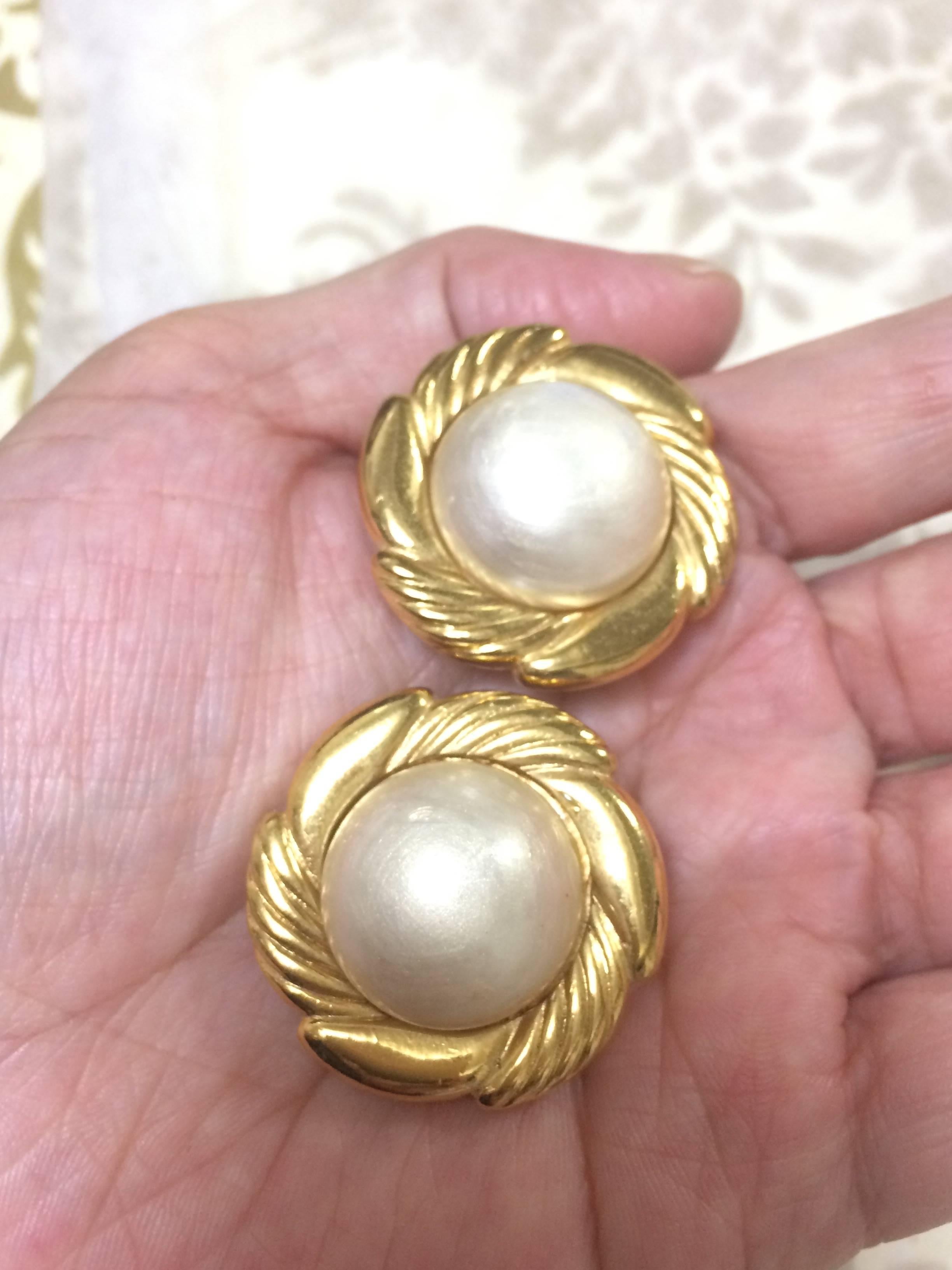 Vintage CHANEL golden round faux pearl earrings in flower design frame. Classic. For Sale 6