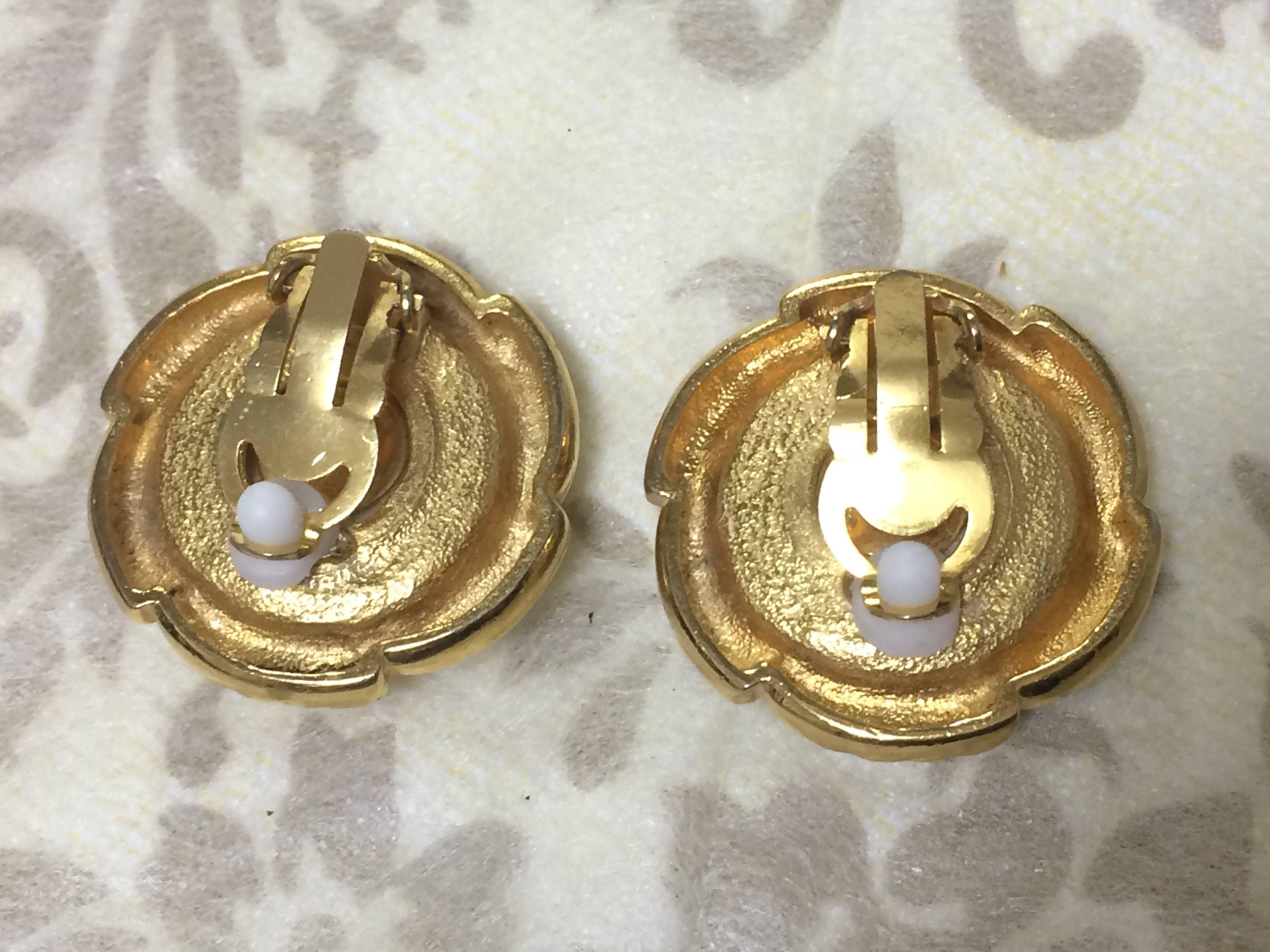 Vintage CHANEL golden round faux pearl earrings in flower design frame. Classic. For Sale 3