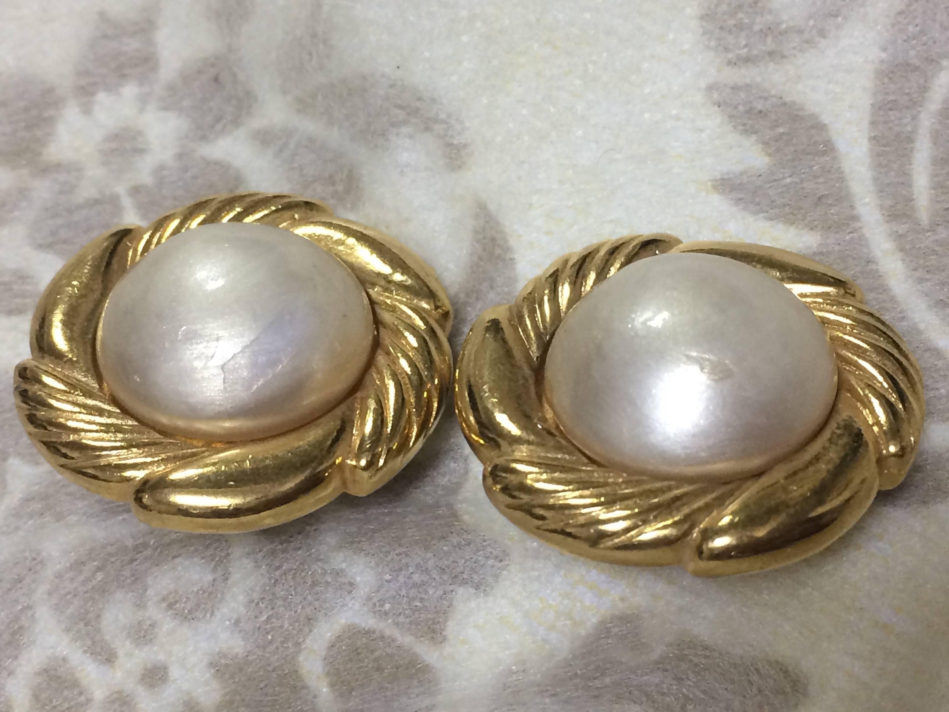 Women's Vintage CHANEL golden round faux pearl earrings in flower design frame. Classic. For Sale