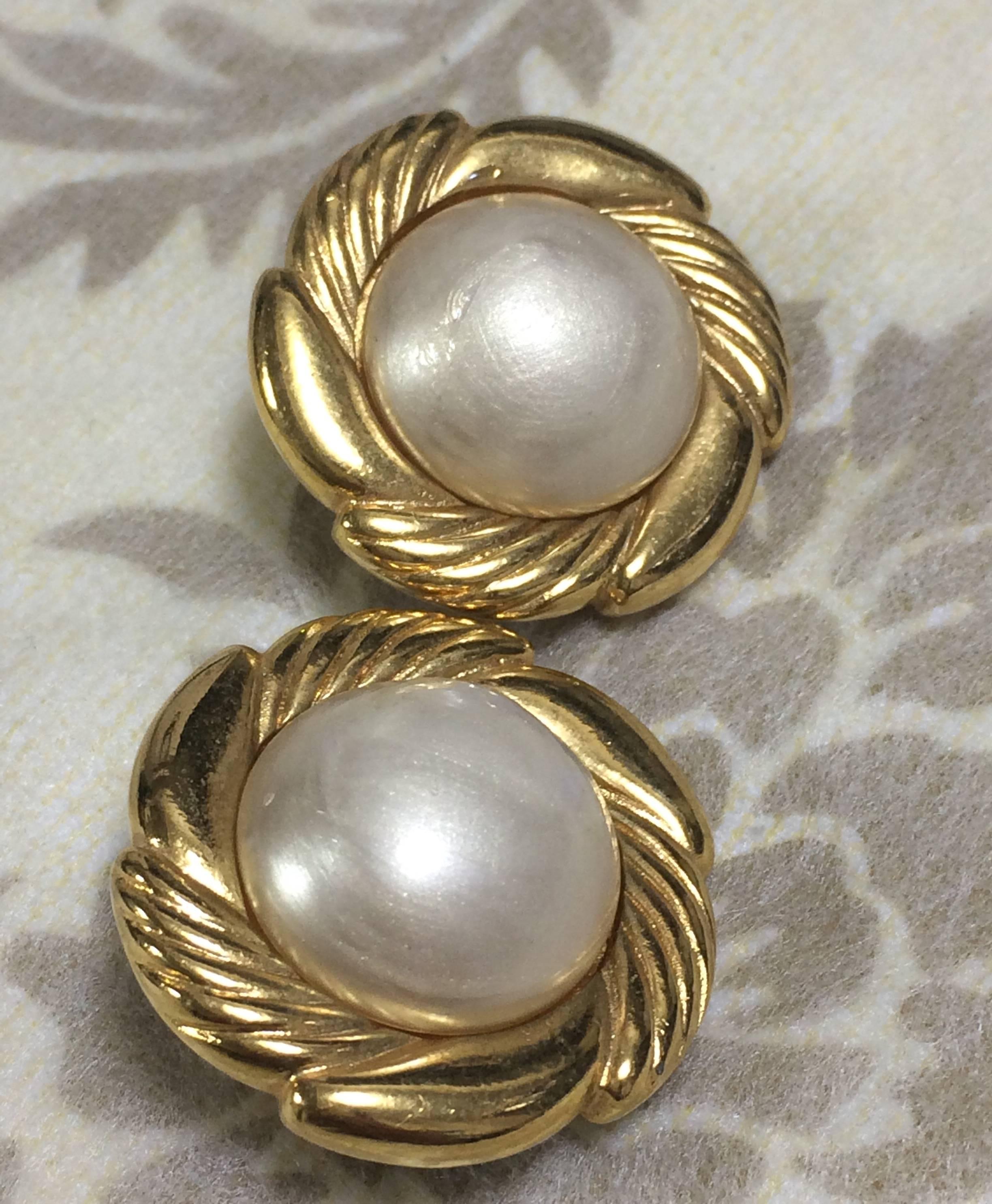Vintage CHANEL golden round faux pearl earrings in flower design frame. Classic. In Good Condition For Sale In Kashiwa, Chiba