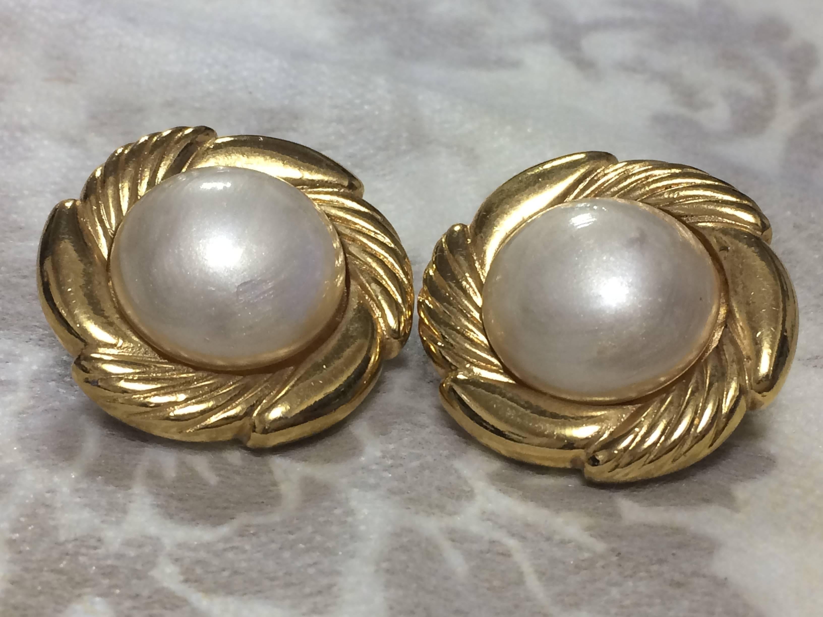 1990s. Vintage CHANEL golden round faux pearl earrings in flower design frame. Classic and simple earrings.

Here are vintage CHANEL classic and simple faux round pearl earrings. 

These simple and elegant earrings in a flower design would never