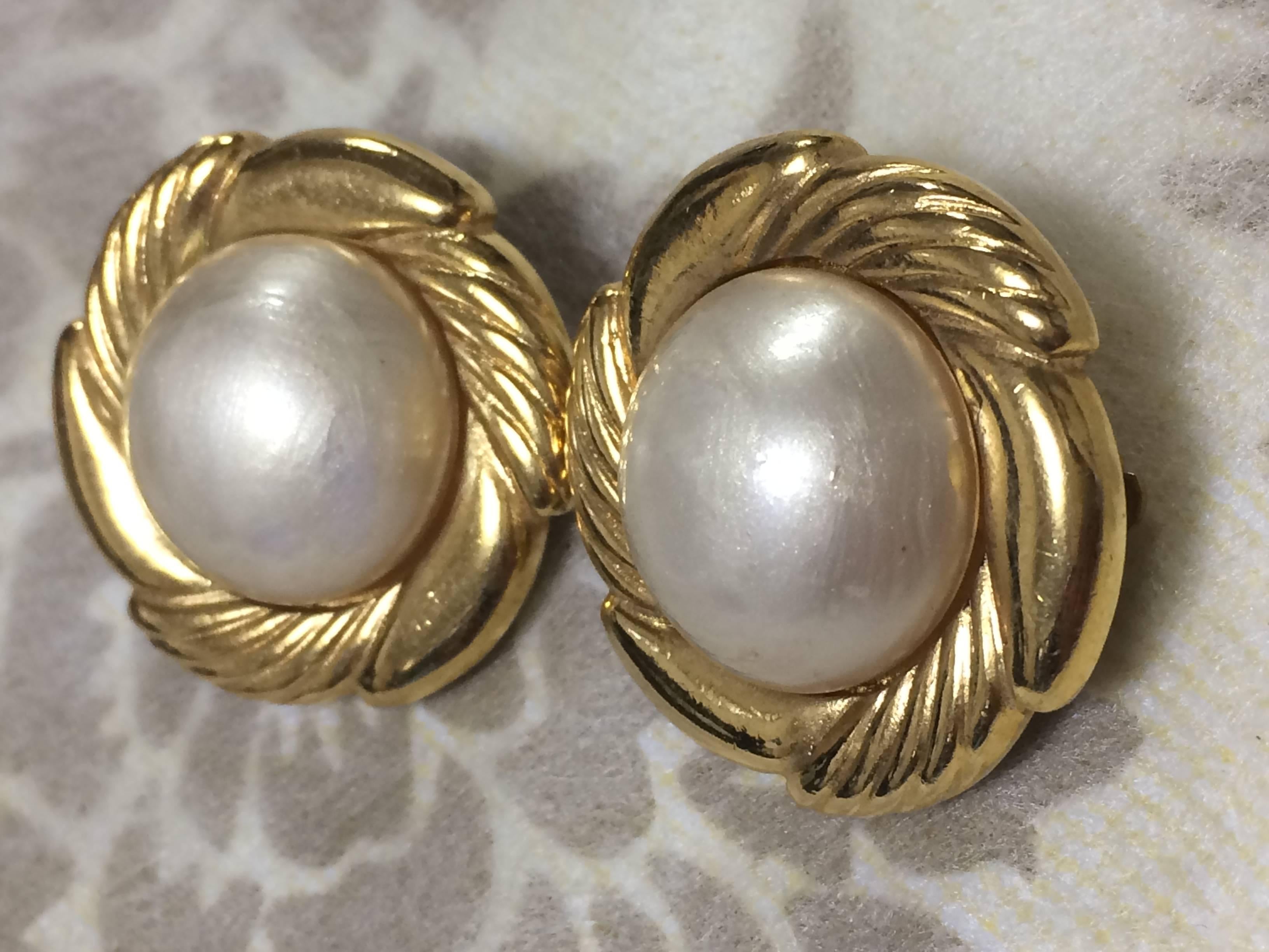 Vintage CHANEL golden round faux pearl earrings in flower design frame. Classic. For Sale 2