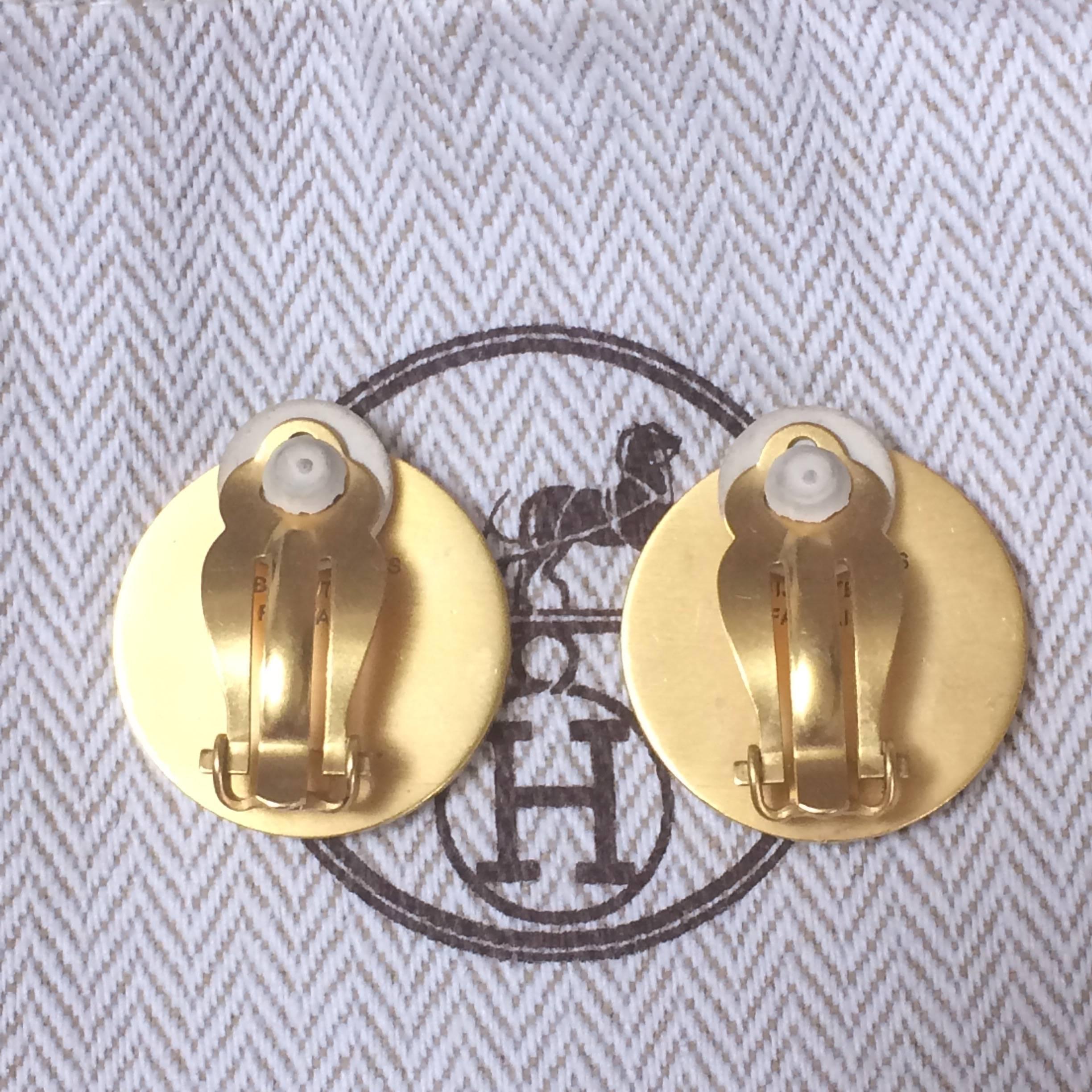 Vintage HERMES golden logo embossed genuine shell earrings.Bijouterie Fantaisie In Excellent Condition For Sale In Kashiwa, Chiba