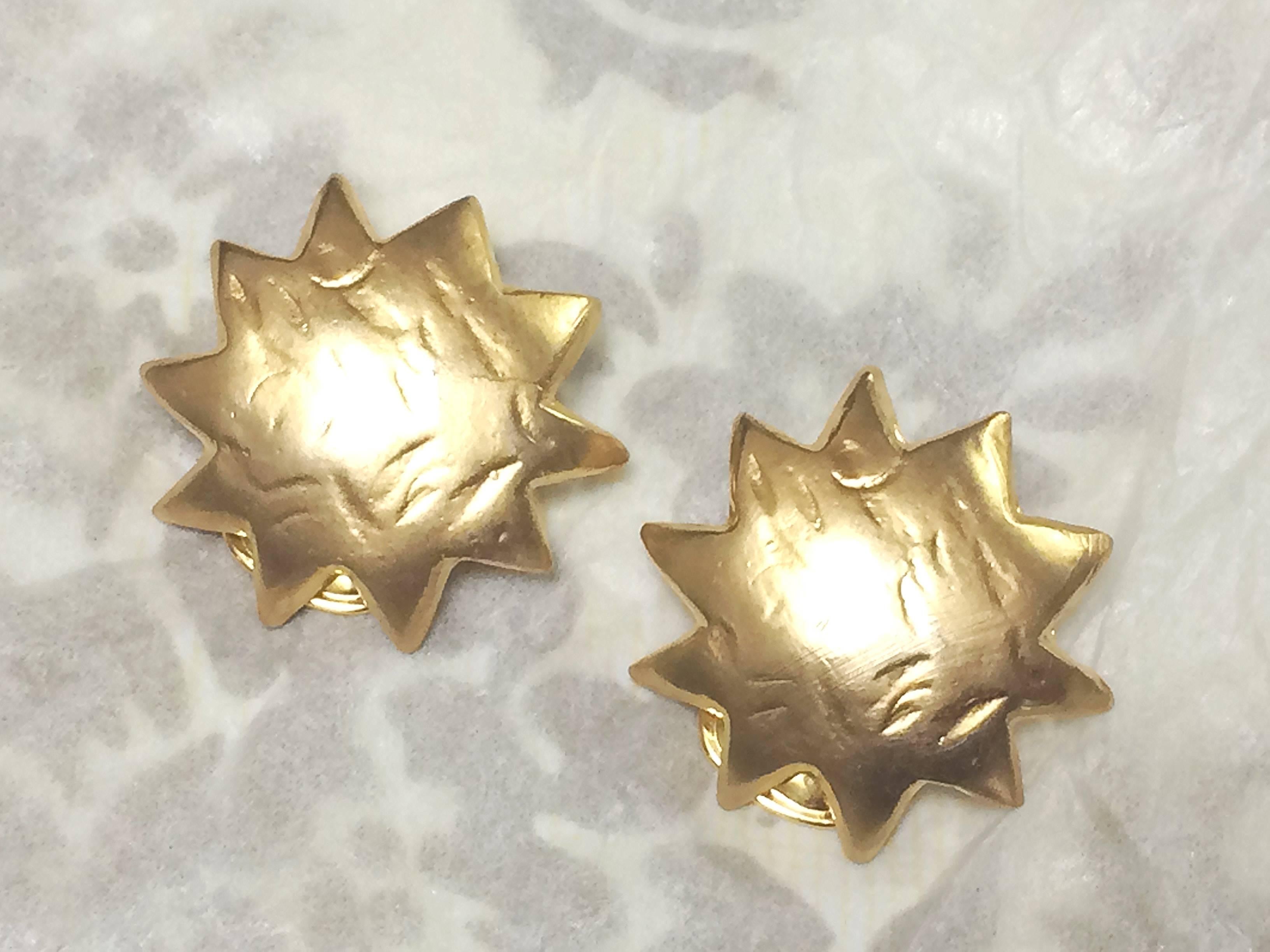 Vintage KENZO golden sun, star shape mod earrings. Chic and mod masterpiece. In Excellent Condition For Sale In Kashiwa, Chiba
