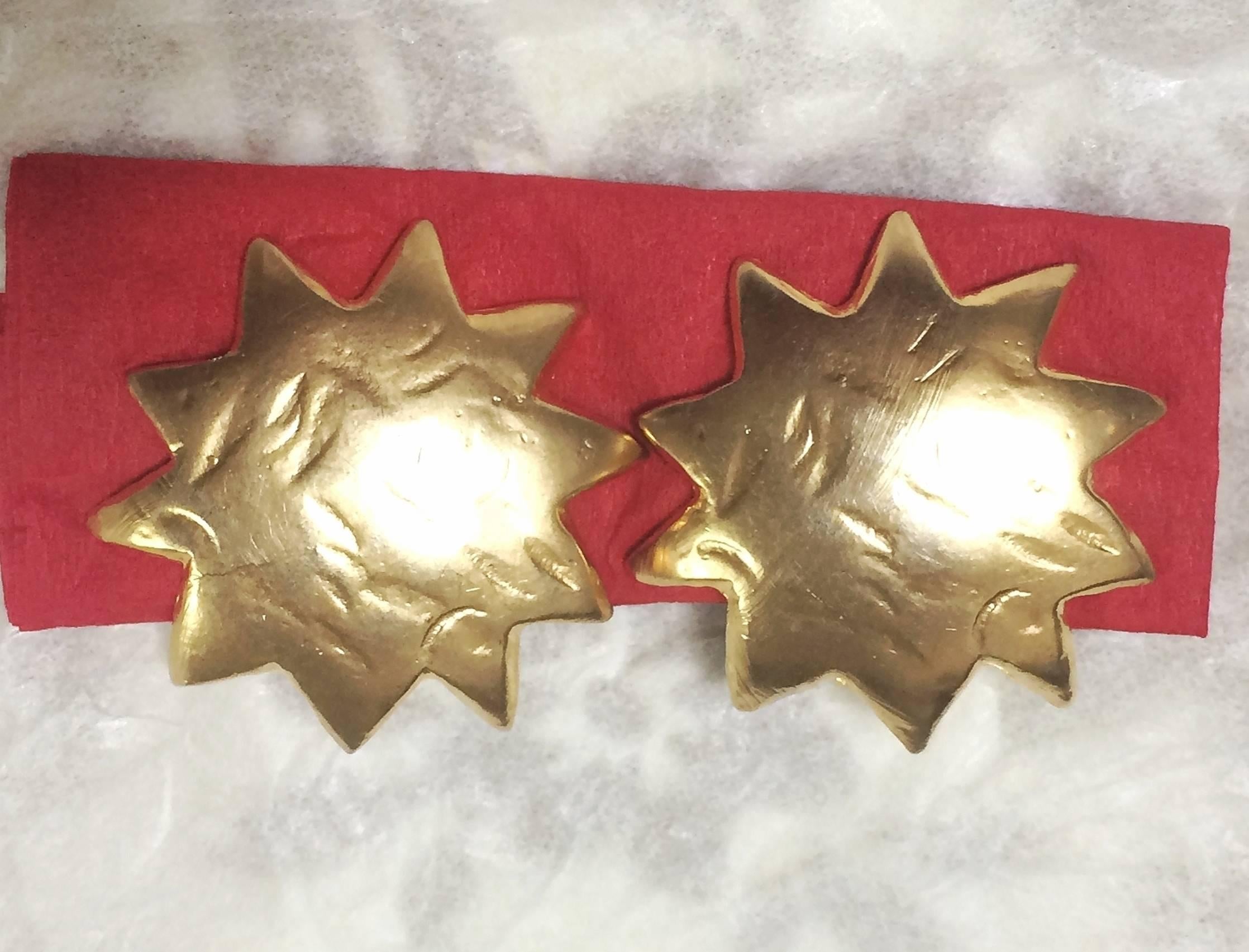 1990s. Vintage KENZO golden sun, star shape mod earrings. Chic, mod, and rare masterpiece jewelry. Great gift idea.

Introducing a chic and mod clipping style earring set from KENZO, back in the 90's.
You will love its cute shape like sun/ star