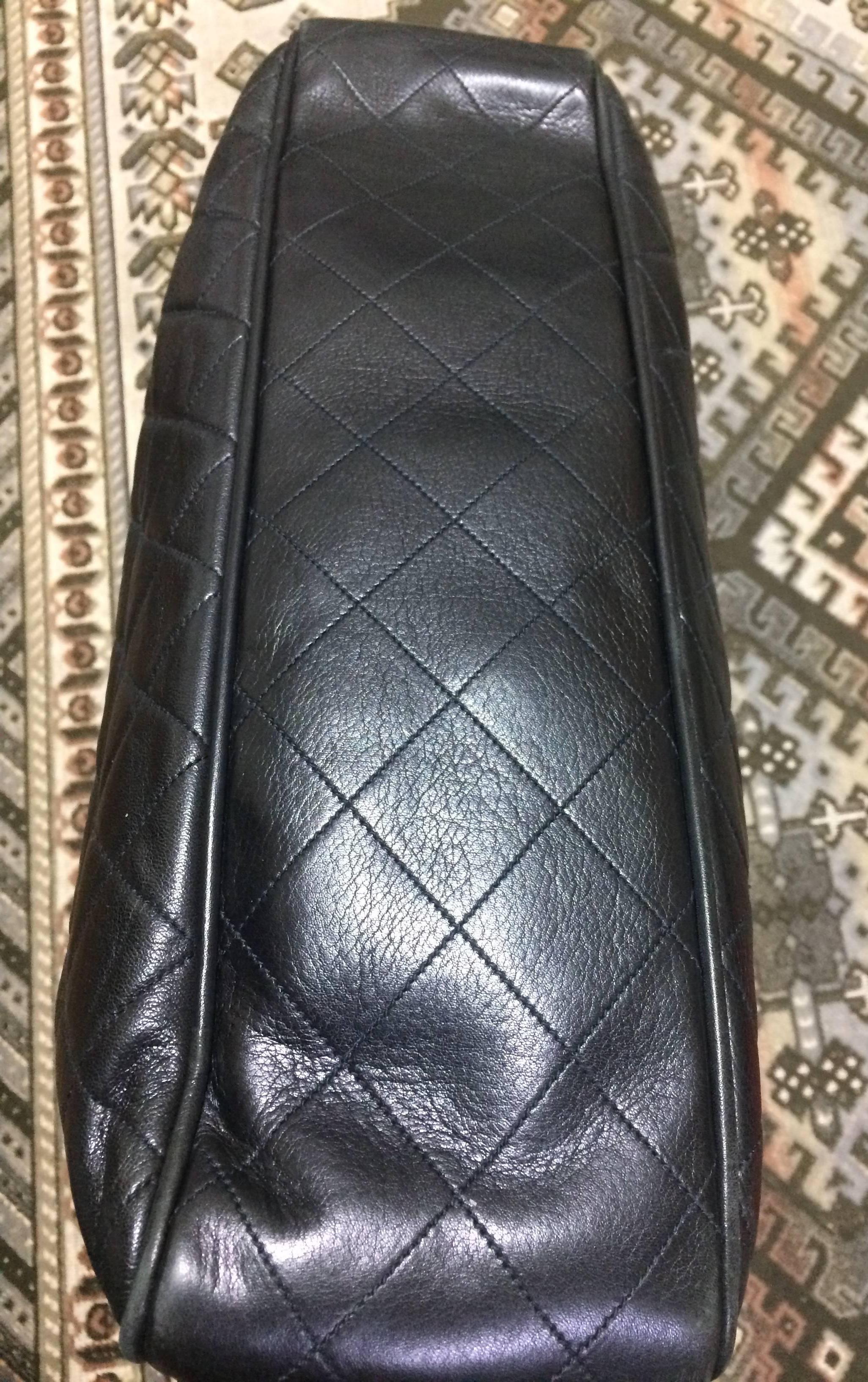 Black Vintage CHANEL black calf leather large chain shoulder tote bag with golden CC.
