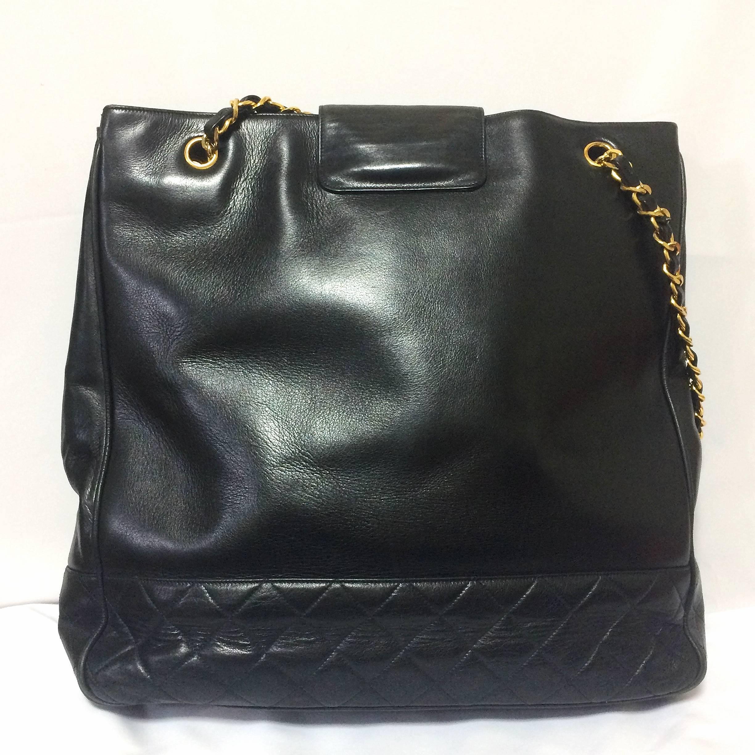 1990s. Vintage CHANEL black calf leather large chain shoulder tote bag with golden CC mark motif at flap. Classic purse for daily use.

Introducing a vintage CHANEL black leather large tote bag from the early 90's.

Featuring its iconic gold