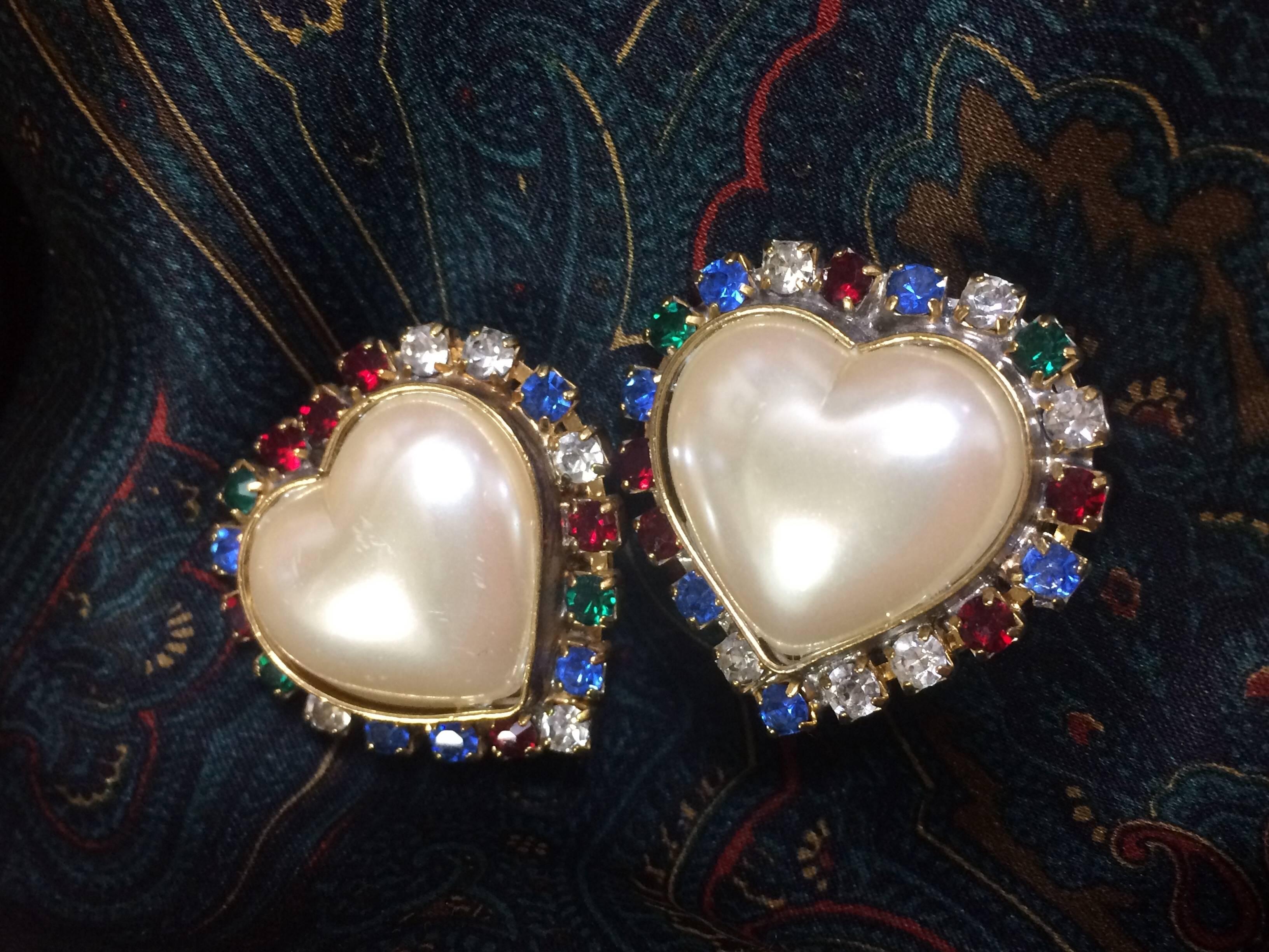 Vintage ESCADA faux pearl heart earrings with red, clear, blue, & green crystals In Good Condition For Sale In Kashiwa, Chiba