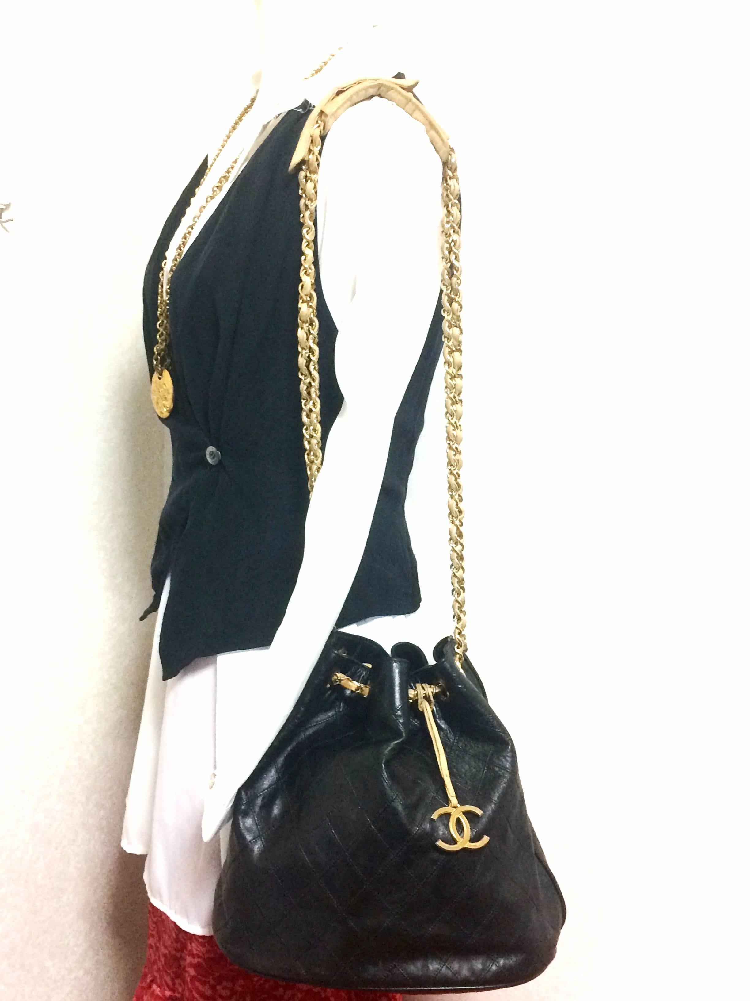 Vintage CHANEL black and beige calf leather hobo bucket shoulder bag with charm. 5