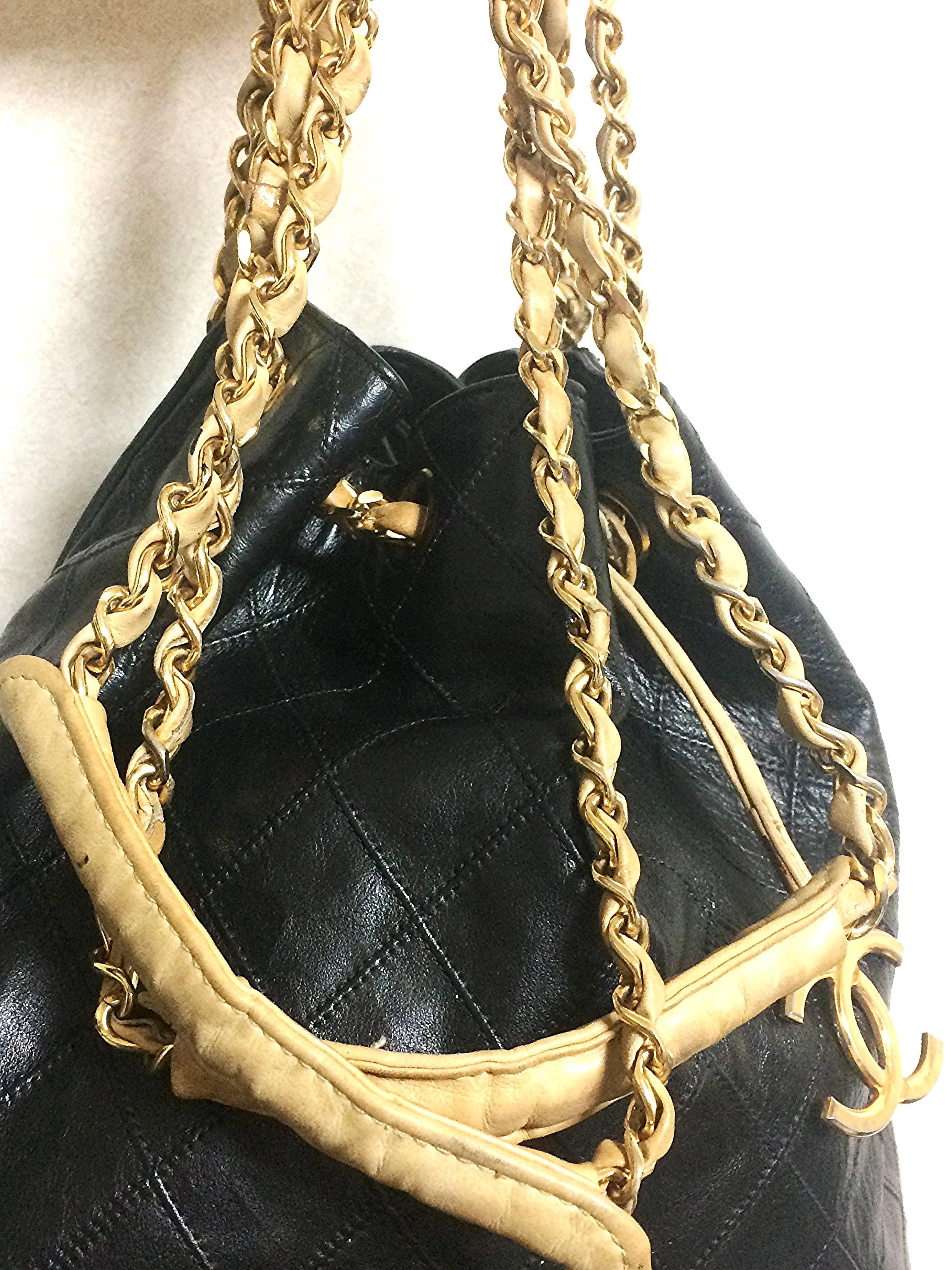 Vintage CHANEL black and beige calf leather hobo bucket shoulder bag with charm. In Fair Condition In Kashiwa, Chiba