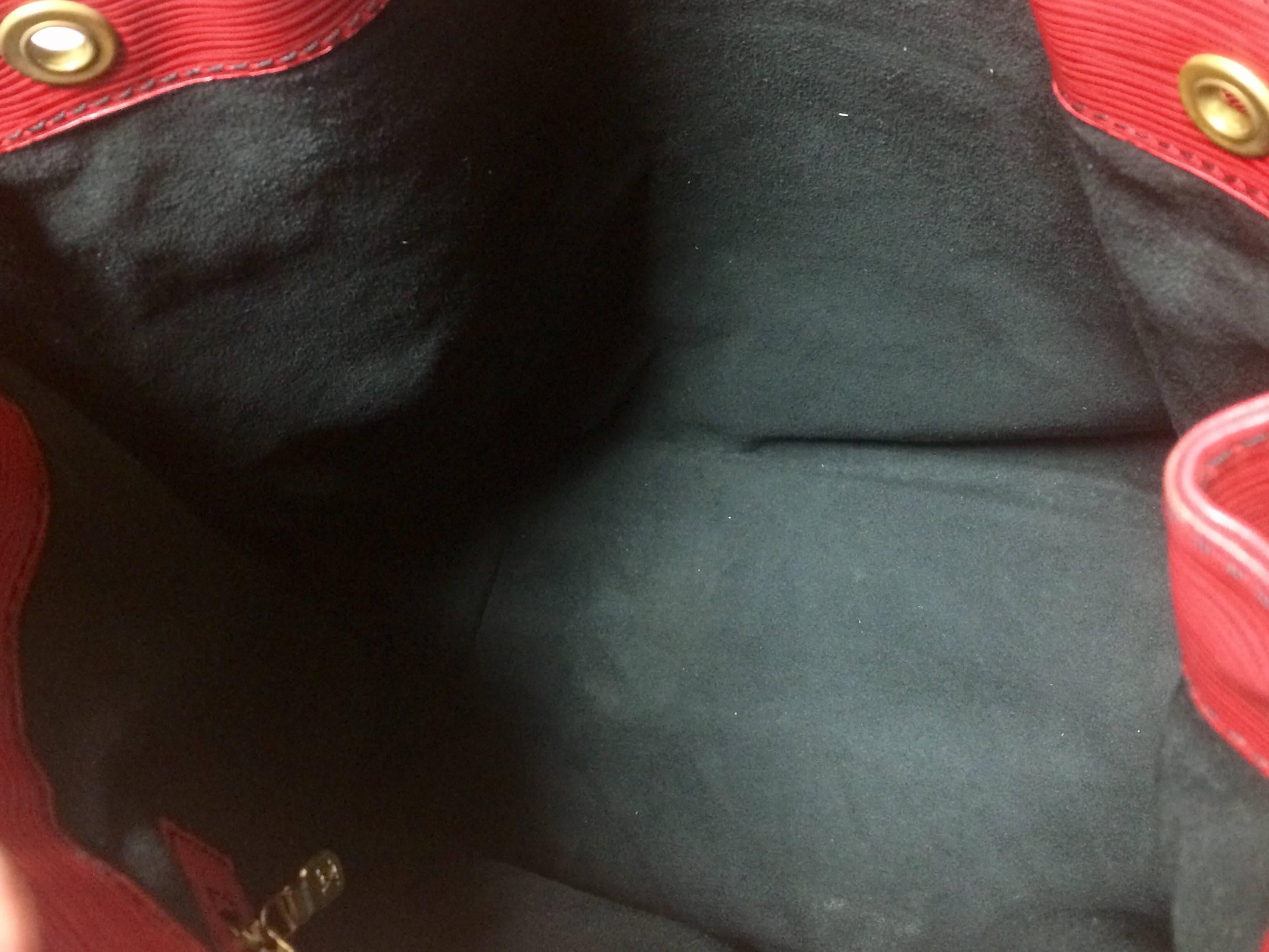 Women's or Men's Vintage Louis Vuitton red, blue, and green, epi bucket hobo GM noe shoulder bag. For Sale