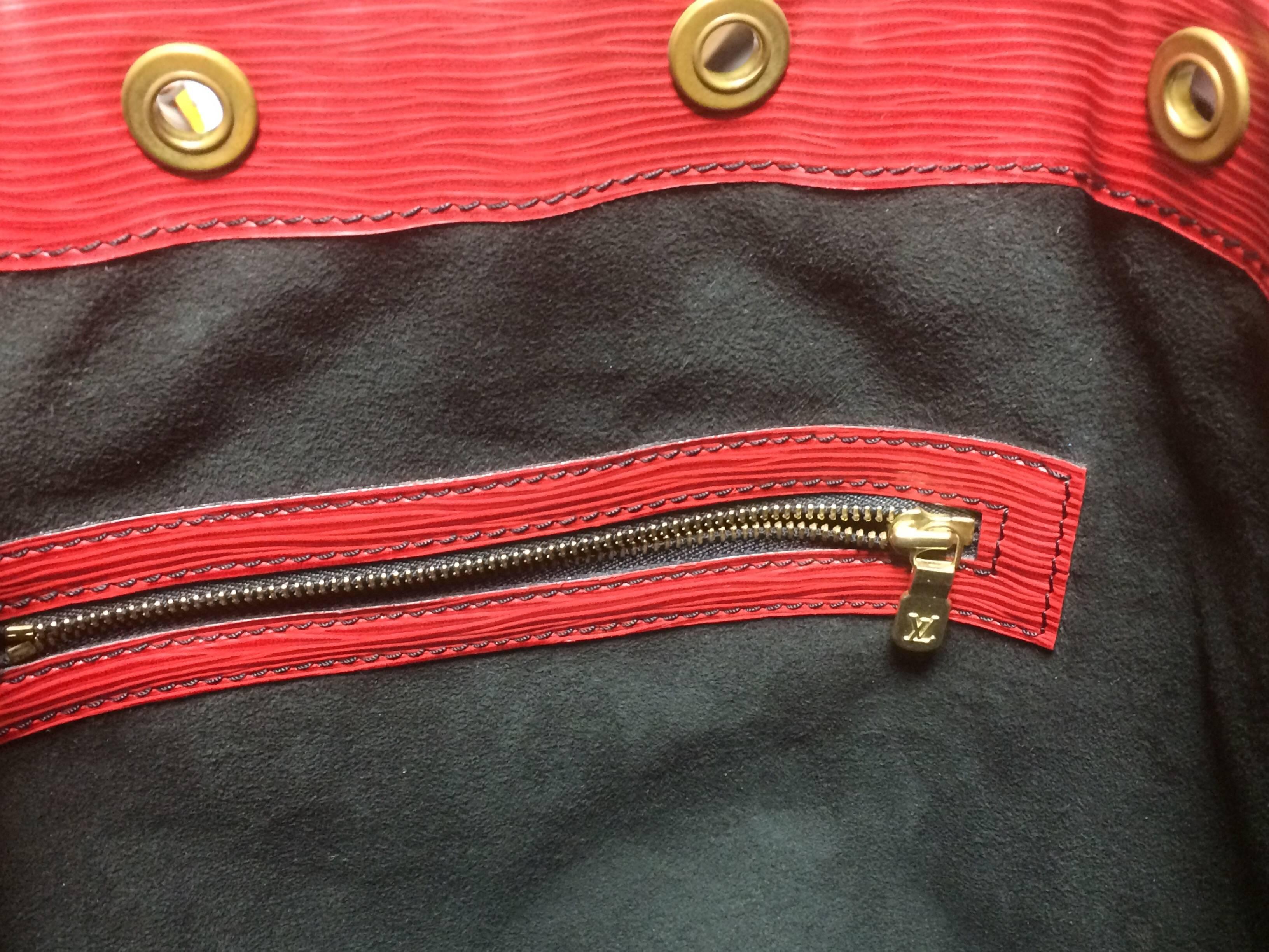 Vintage Louis Vuitton red, blue, and green, epi bucket hobo GM noe shoulder bag. For Sale 1