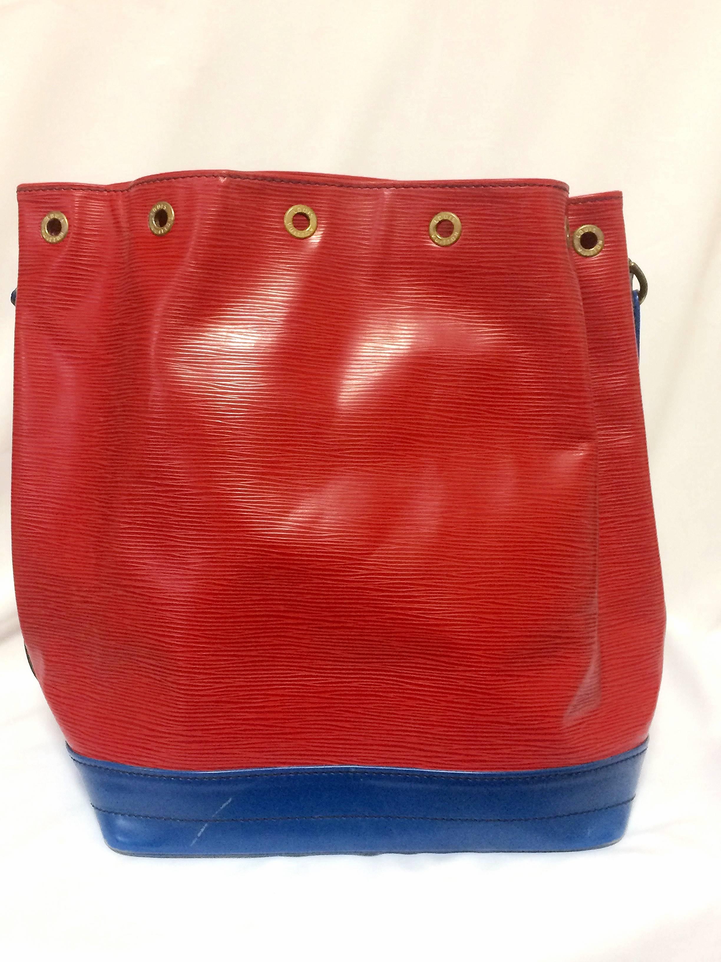 Vintage Louis Vuitton red, blue, and green, epi bucket hobo GM noe shoulder bag. In Good Condition For Sale In Kashiwa, Chiba