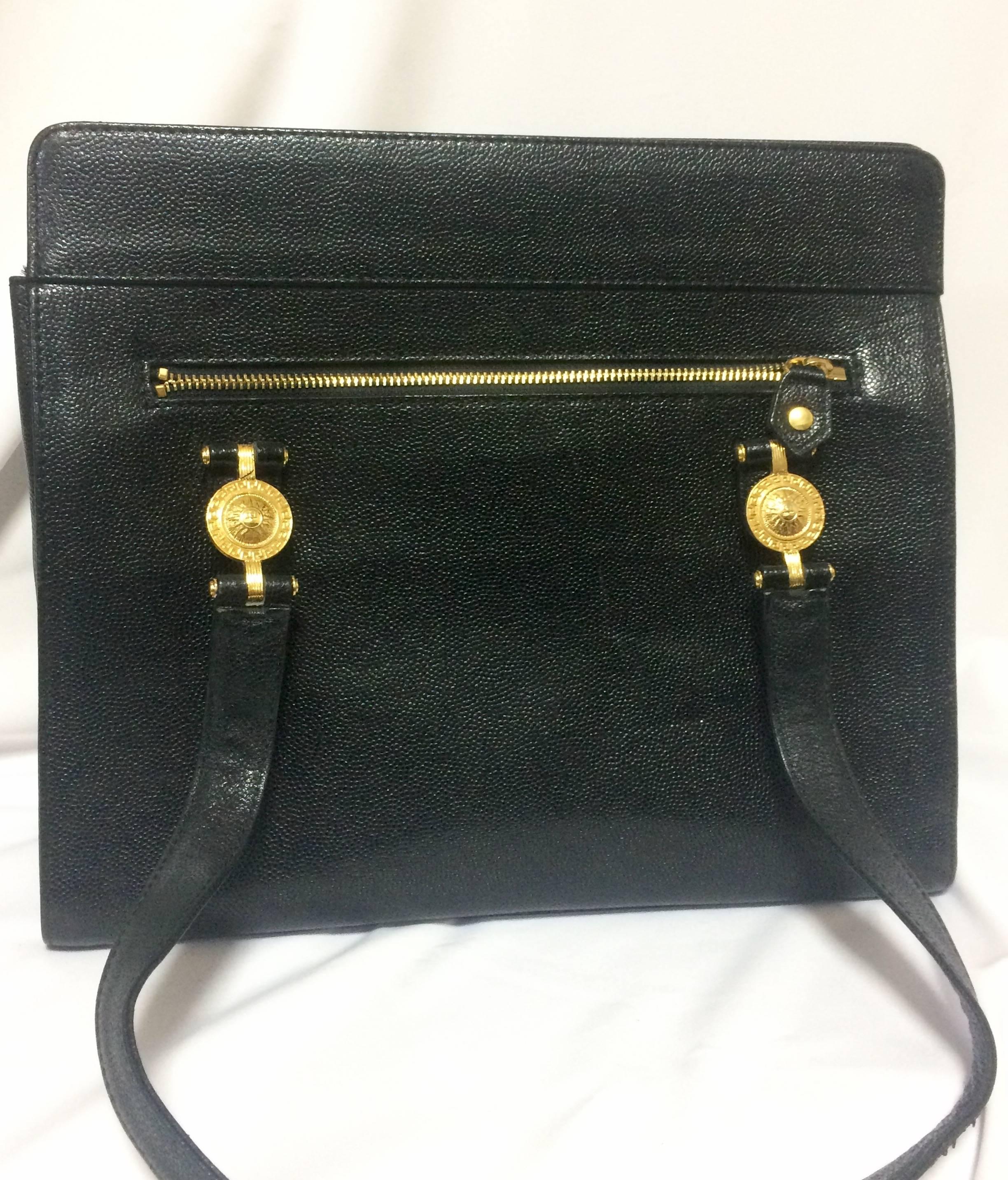 Vintage Gianni Versace black leather tote bag with golden sunburst motifs. In Good Condition For Sale In Kashiwa, Chiba