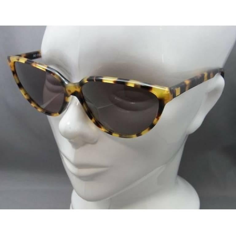 1980's vintage Balenciaga French made tortoiseshell style marble brown frame sunglasses. Original mod style.

This is a vintage  brown sunglasses with dark grey UV shadow with grey shades from BALENCIAGA back in the old era. 
Feels like celebrity