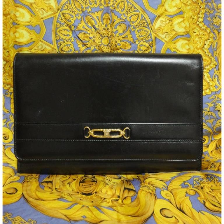 Vintage Celine black calfskin leather clutch bag with iconic golden logo motif. In Fair Condition For Sale In Kashiwa, Chiba