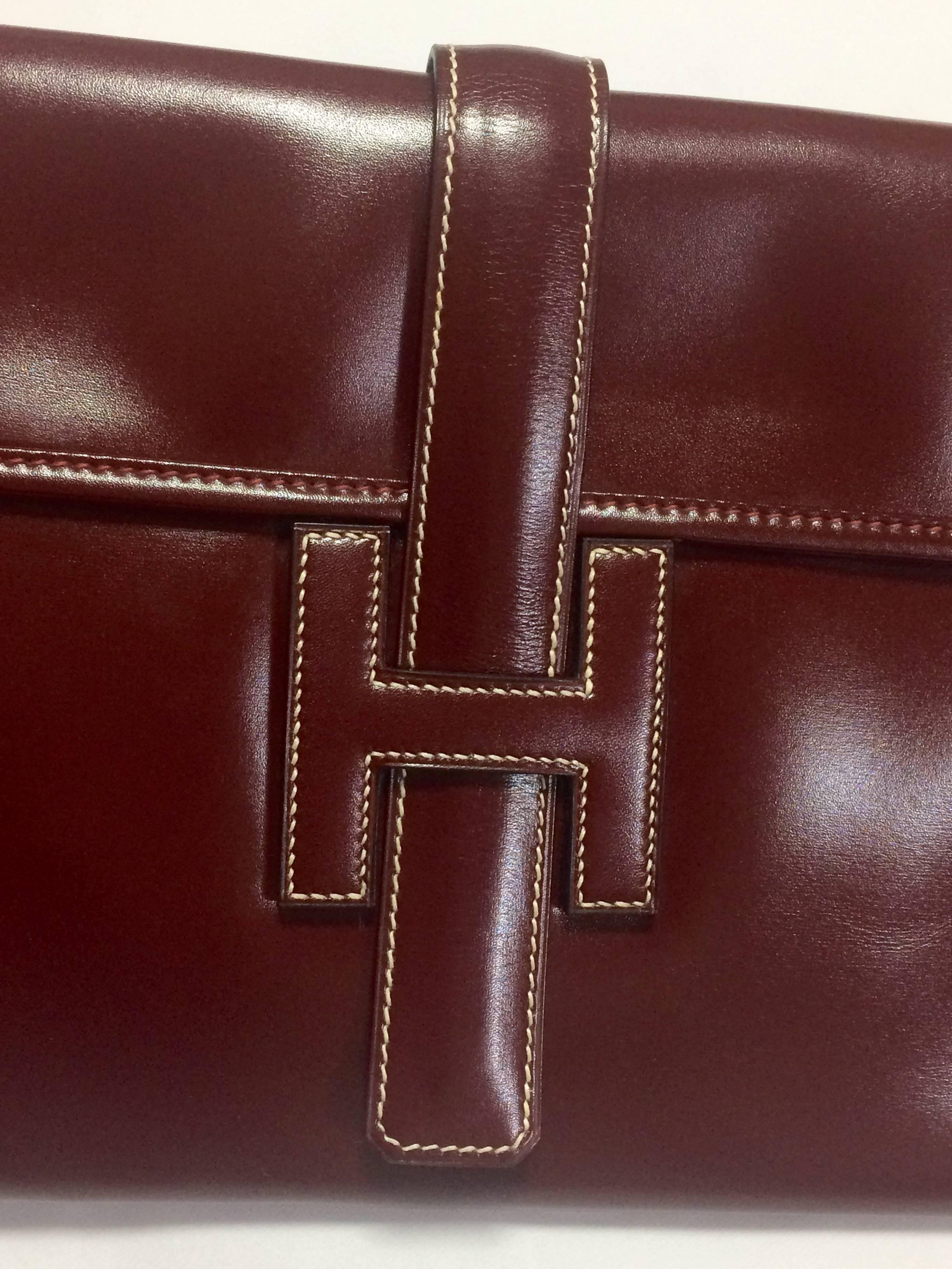 1980's vintage HERMES jige, document case, dark wine, bordeaux boxcalf portfolio purse, iPad case. Classic and sophisticated style.

This is a vintage HERMES jige in dark wine/bordeaux color boxcalf leather, PM size.
Beautiful and great masterpiece