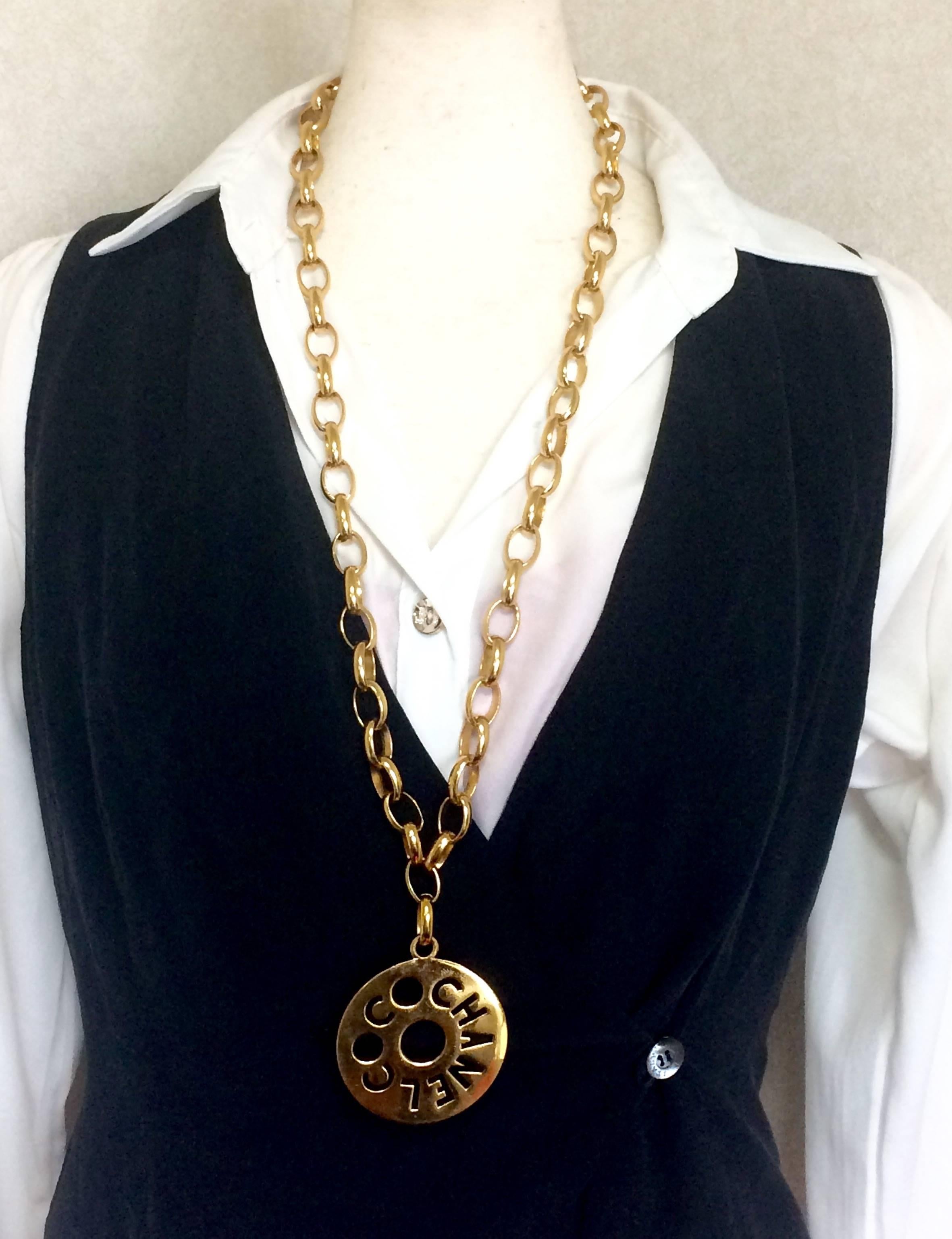 1980s. Vintage CHANEL golden chain necklace, chain belt with round logo COCO cutout pendant top. Rare Chanel mode jewelry from the 80's.

MINT, excellent vintage condition!
Introducing another hard-to-find long chain necklace that can also be worn