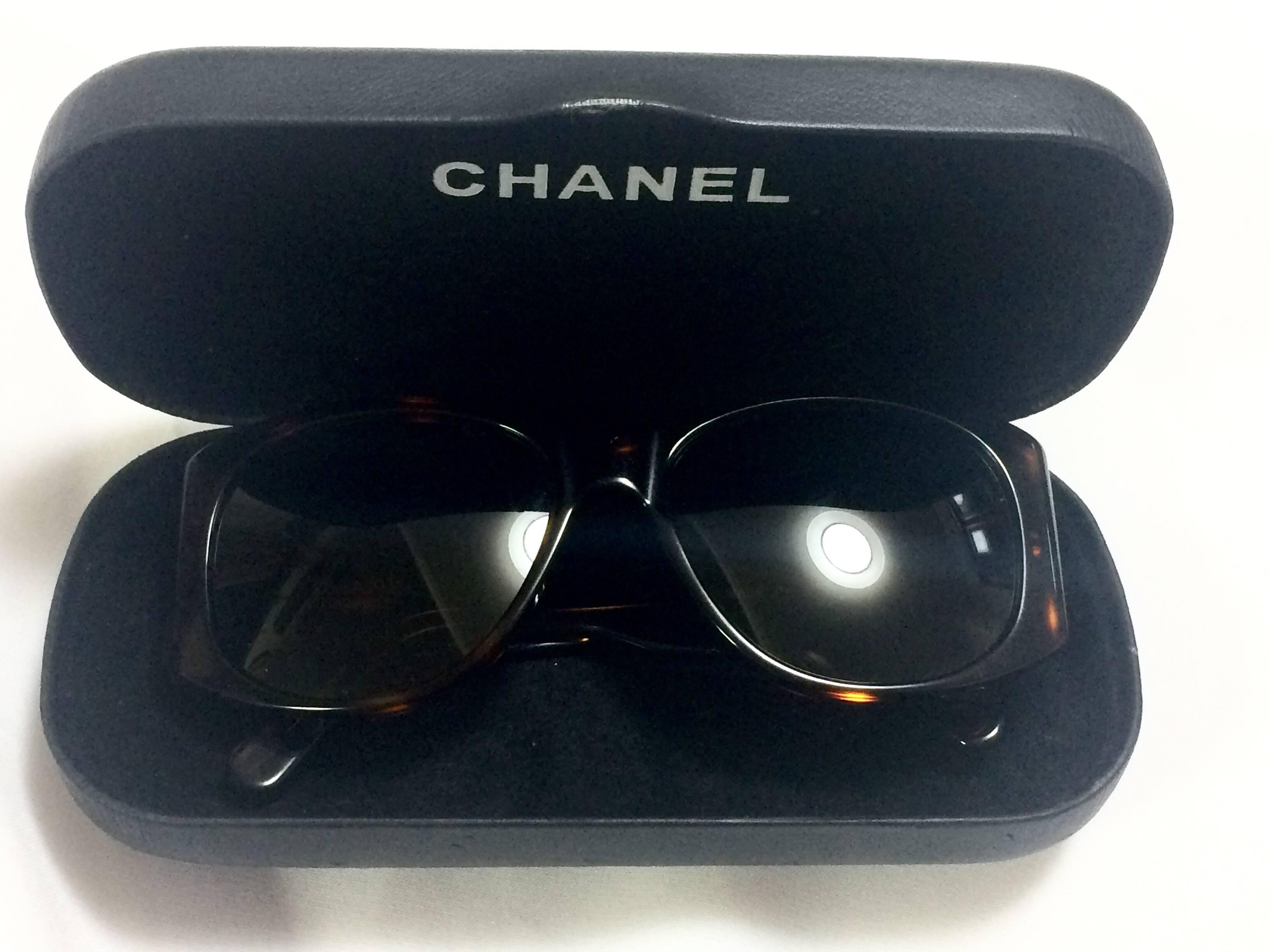 Vintage CHANEL brown frame sunglasses with large CC charms at sides. Classic. In Good Condition For Sale In Kashiwa, Chiba