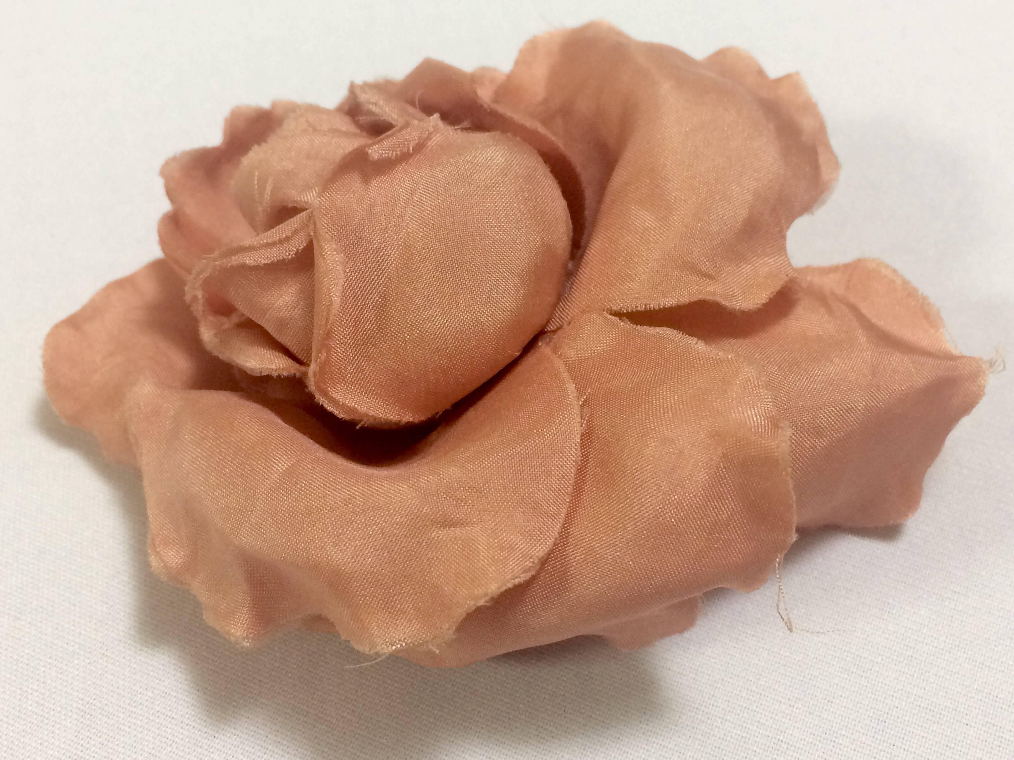 Vintage CHANEL salmon pink rose, flower silk brooch. Very elegant accent. In Good Condition In Kashiwa, Chiba