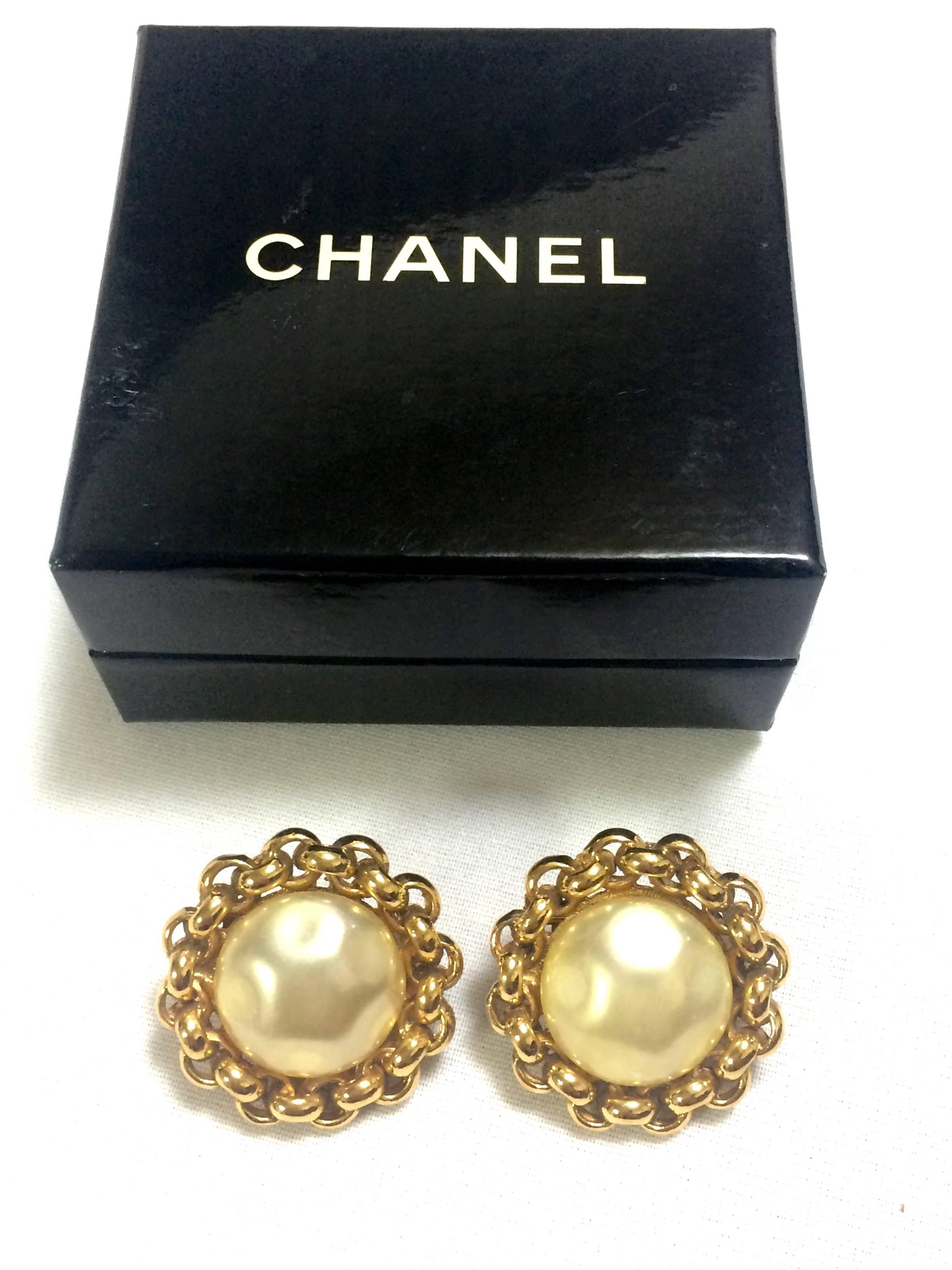 1980s. Vintage CHANEL classic simple earrings with large faux pearl and chain design frame.

Introducing a vintage CHANEL faux pearl earrings with golden chain design frames.
Never go out of style and would suit your outfits in any