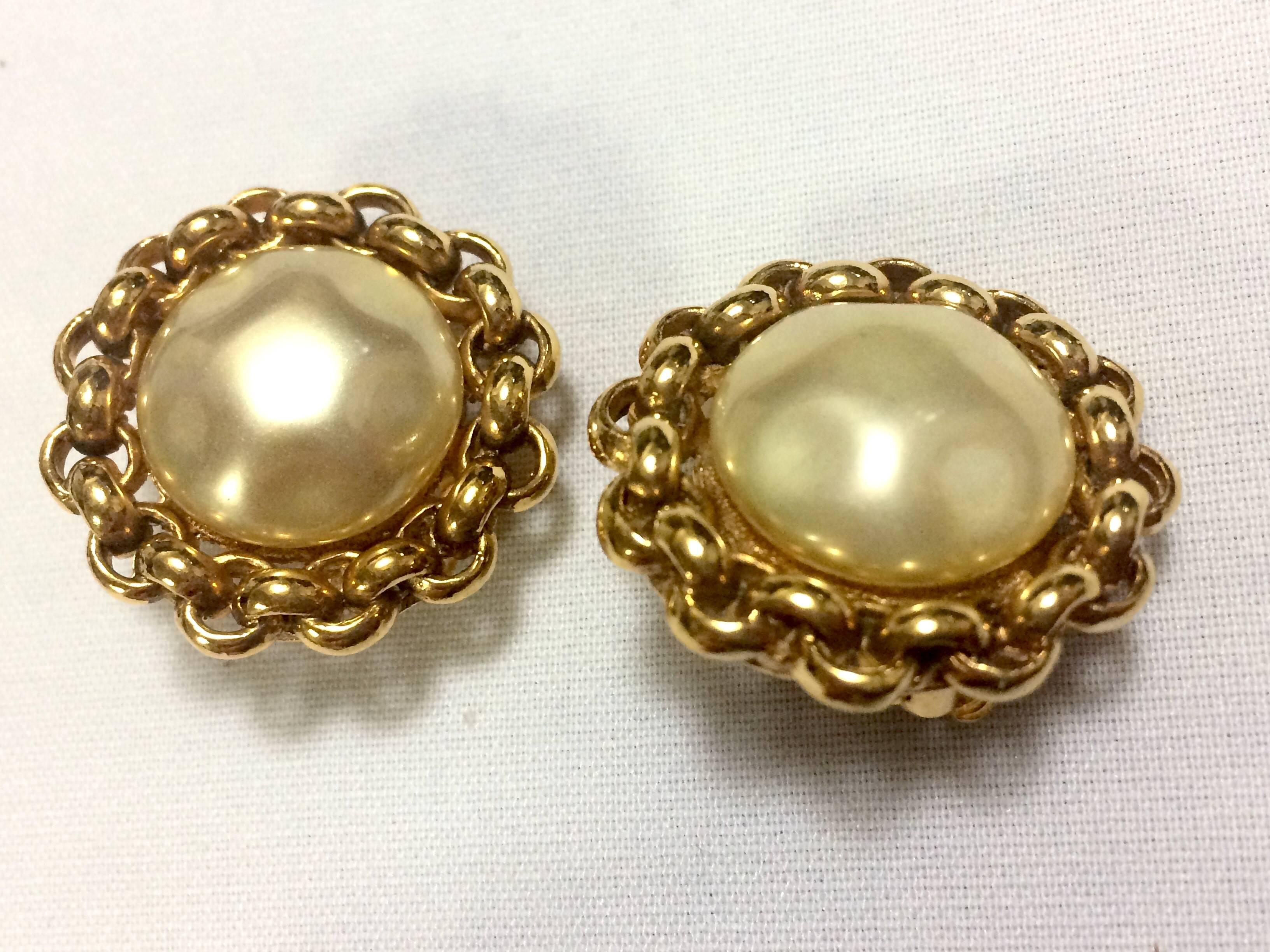 Women's Vintage CHANEL classic simple earrings with large faux pearl and chain frames